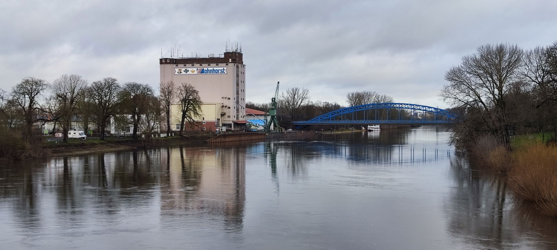 Weser in Nienburg. Der Pegelstand geht deutlich zurück. Blick v…