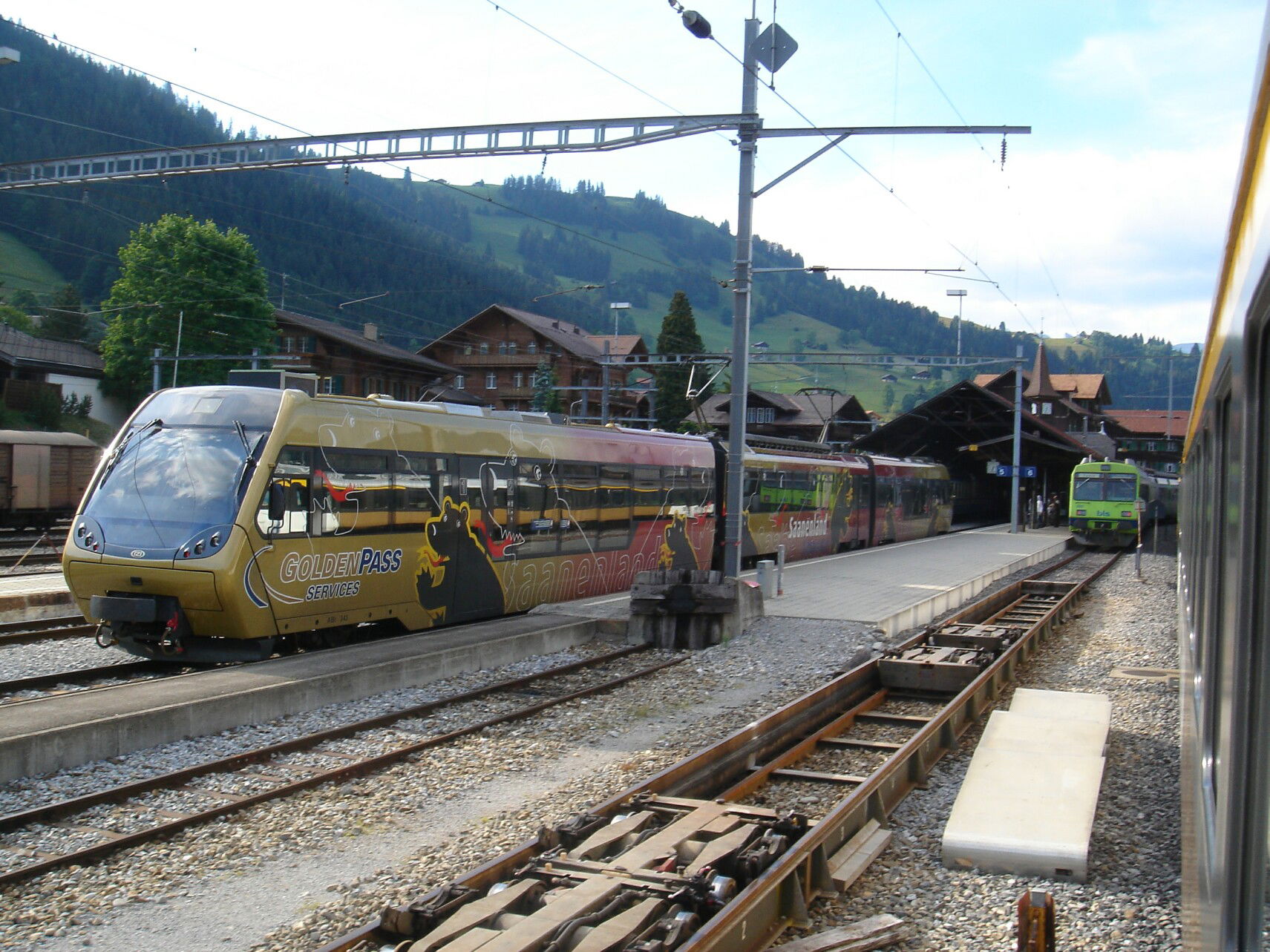 ABt 343 - Be 4/4 5003 - Bt 243 im Bahnhof Zweisimmen neben der …