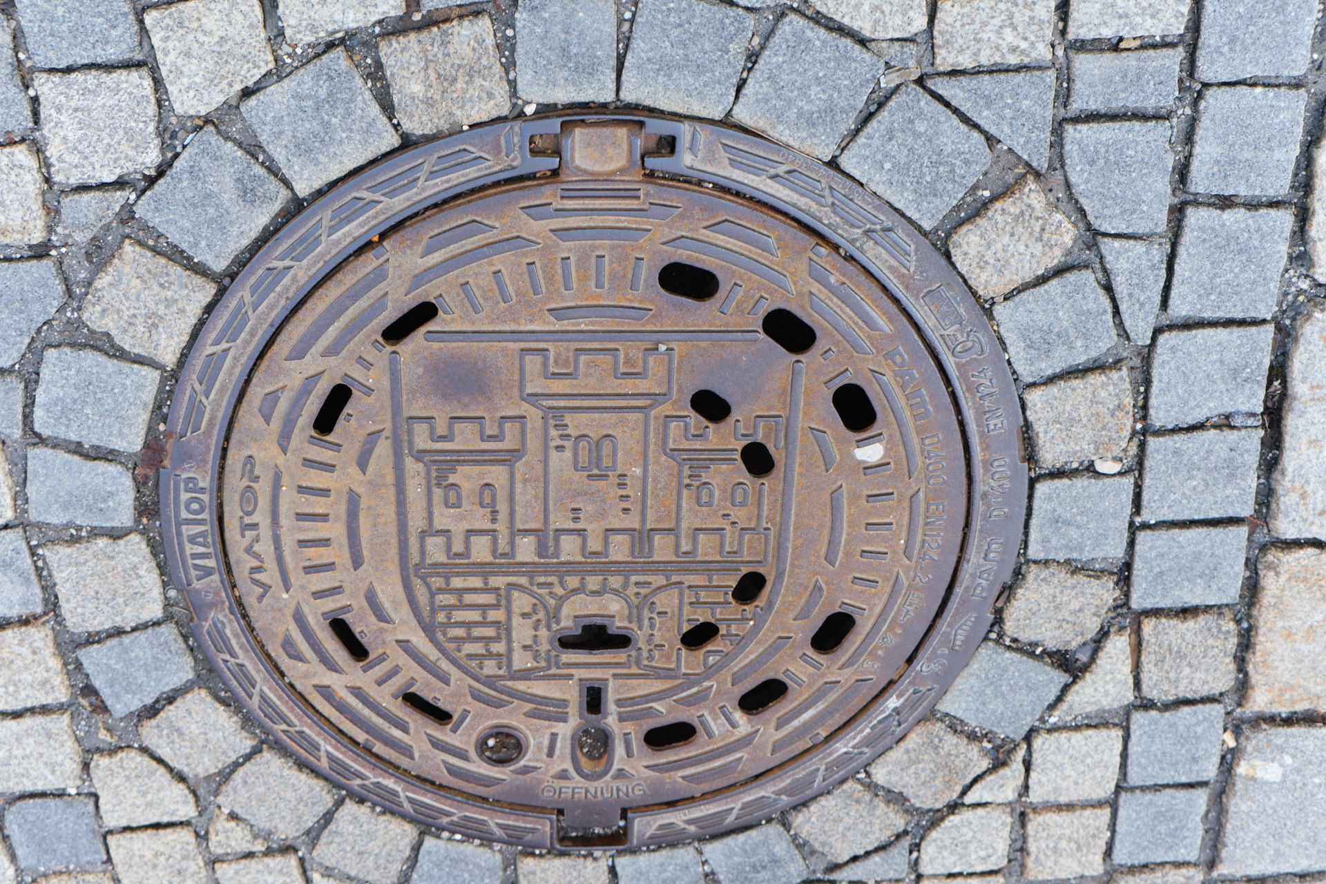 Kanaldeckel in Weilheim im oberbayerischen Landkreises Weilheim…