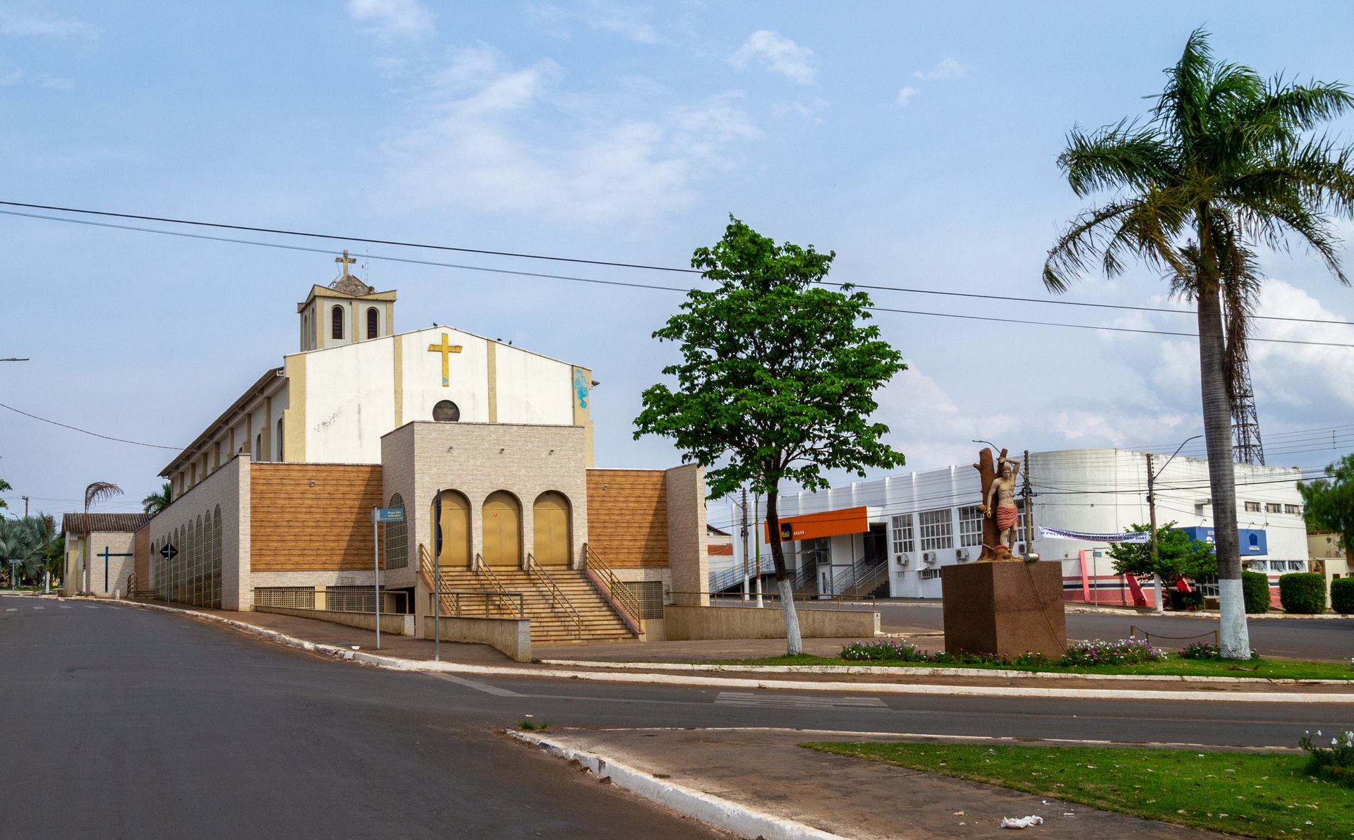Praça e Igreja Matriz de São Sebastião em Palmeiras de Goiás