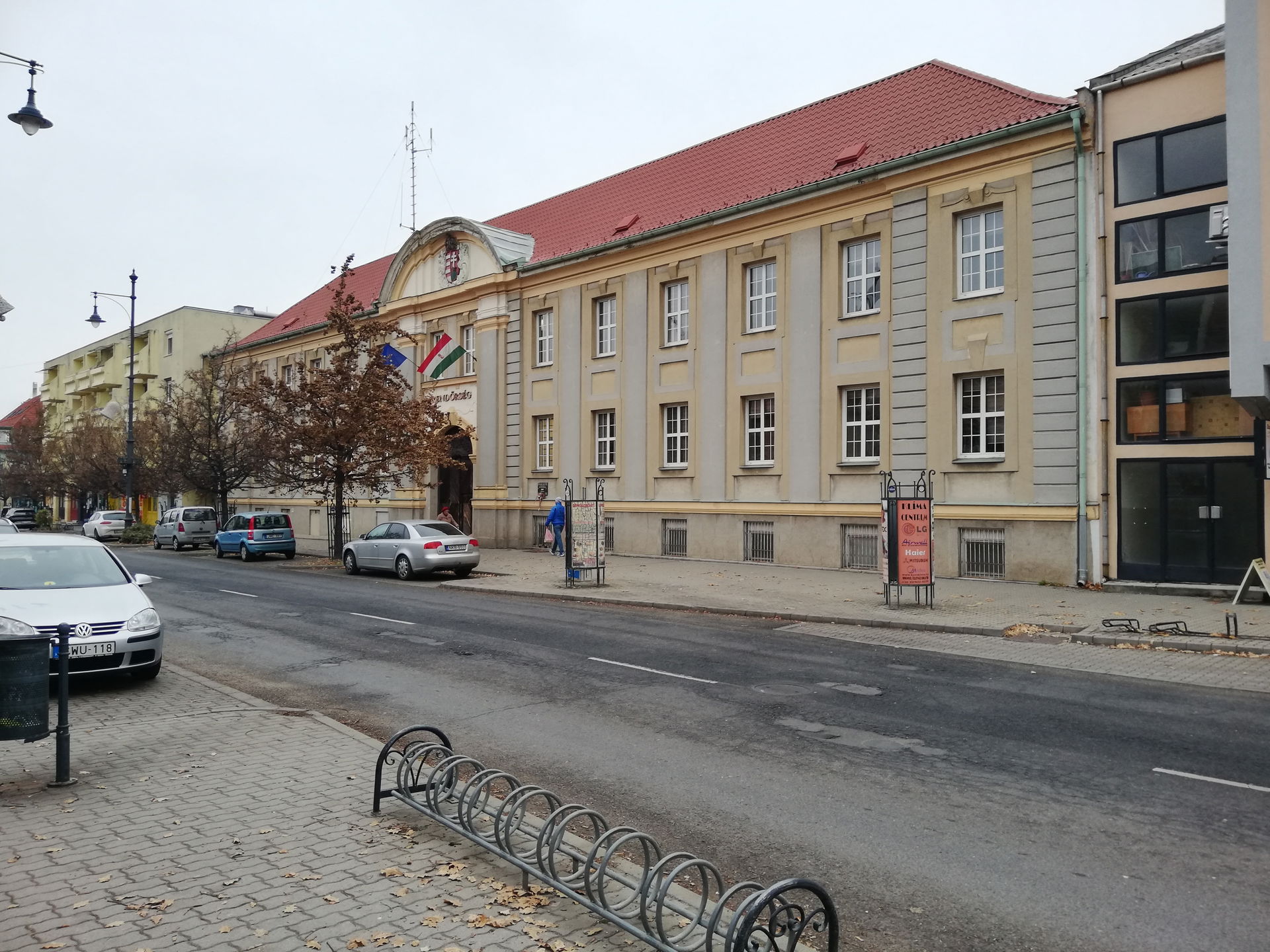 A komáromi rendőrség épülete a 132-es főút mellett