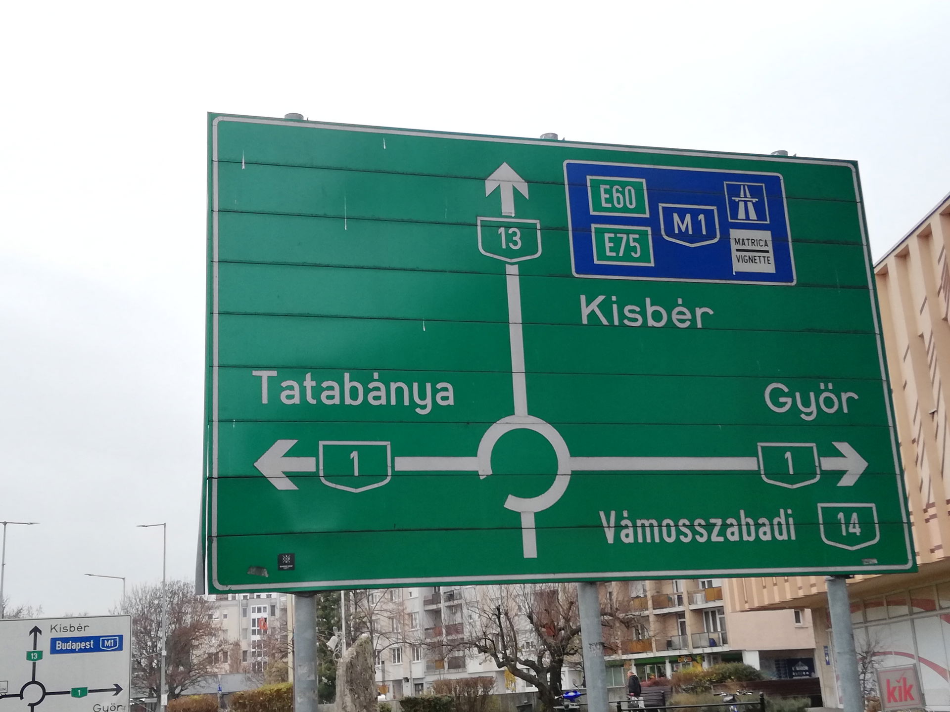 Útjelző tábla Komárom központjában, az 1-es és a 132-es főutak …