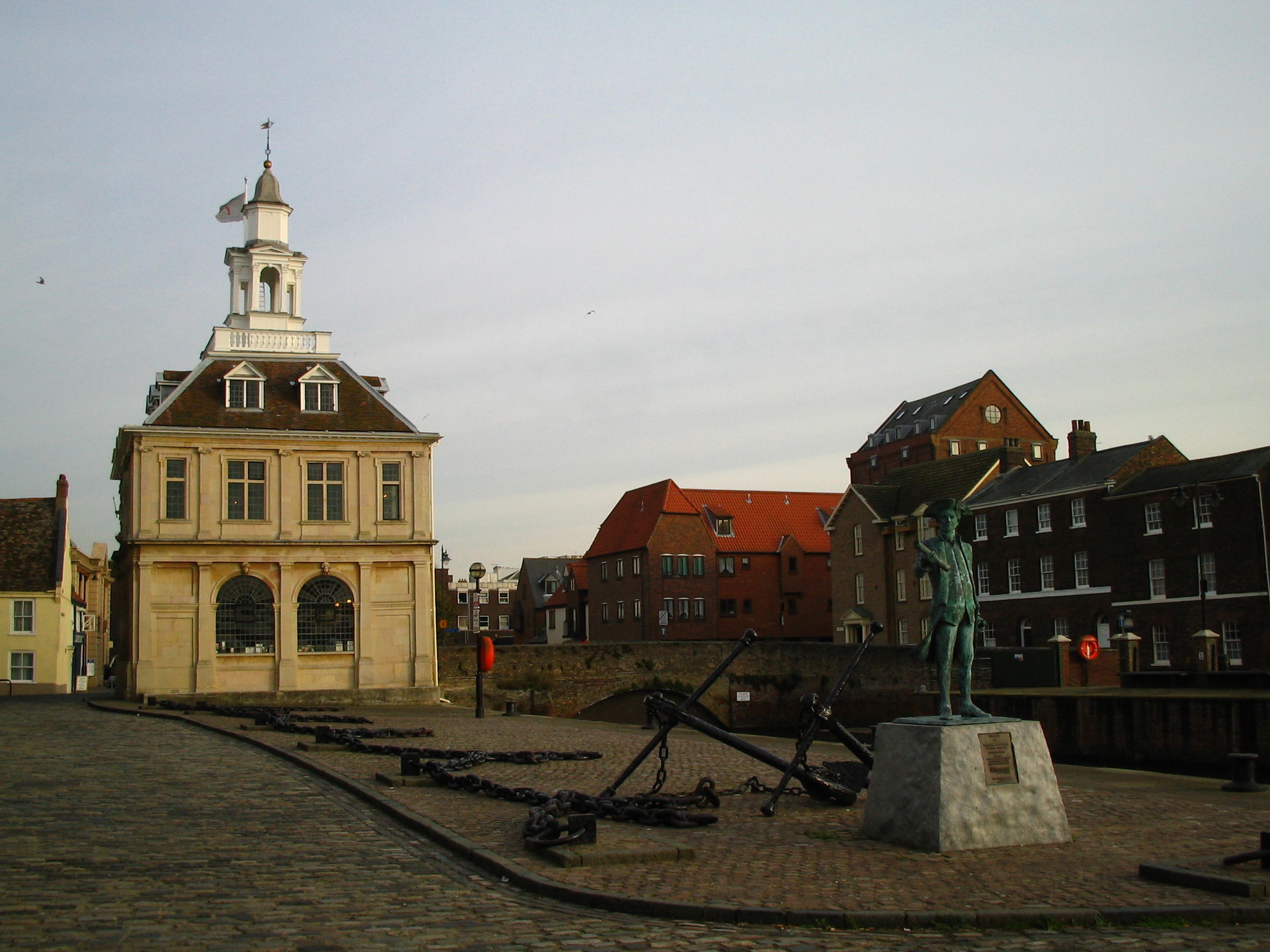 A photograph of the Customs House in en:King's Lynn. In the for…