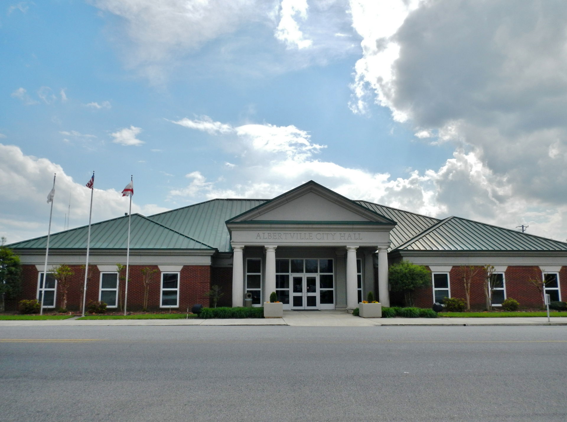 This is a photograph of the city hall in Albertville, Alabama.