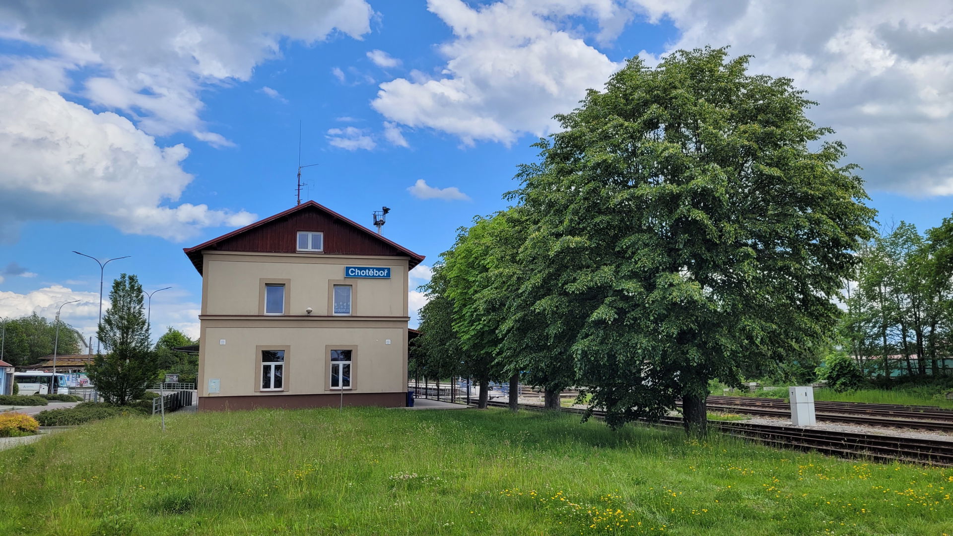 nádražní budova stanice Chotěboř ve směru od západu