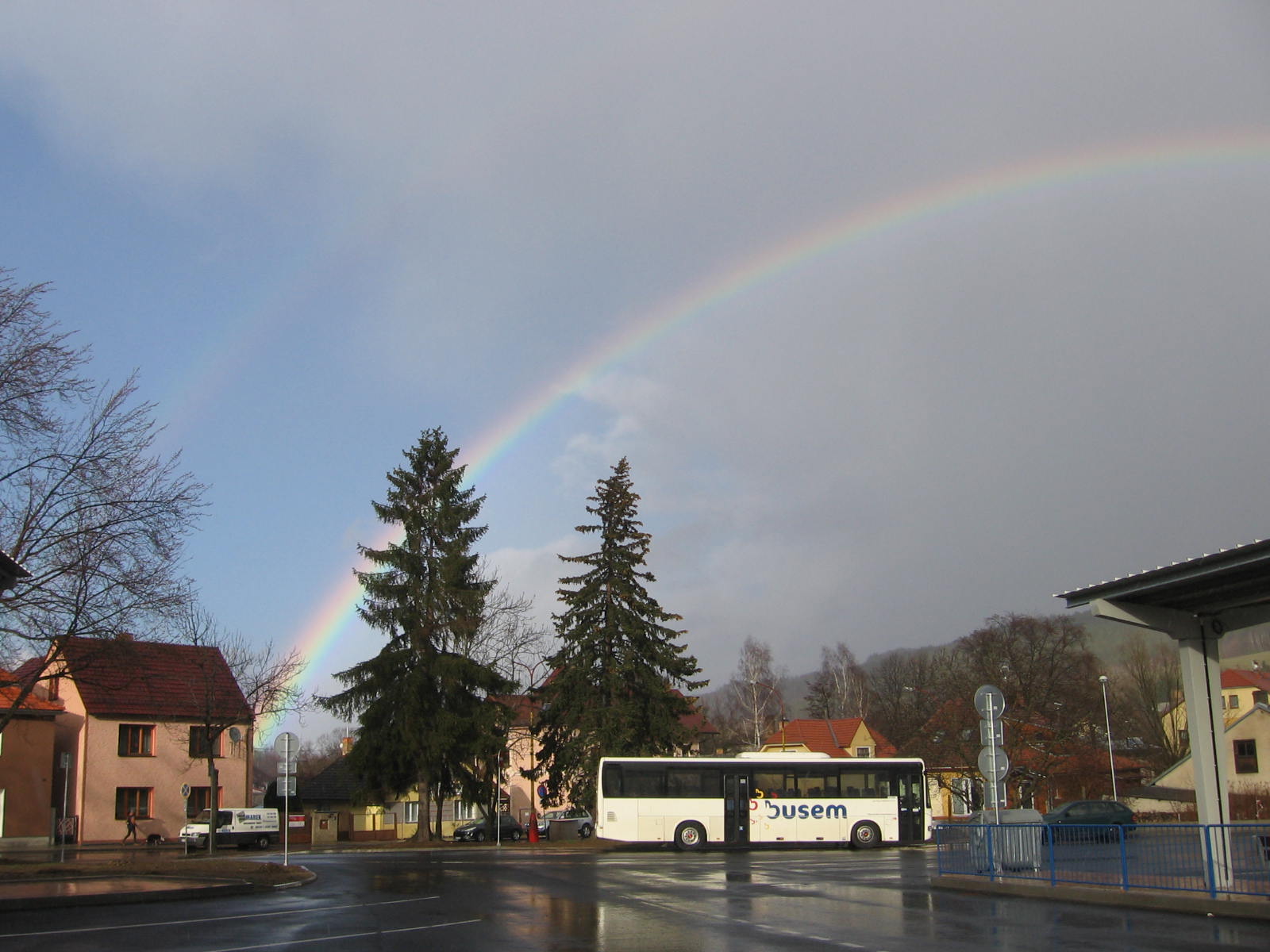 Autobusové nádraží v Prachaticích, autobusy, duha po dešti