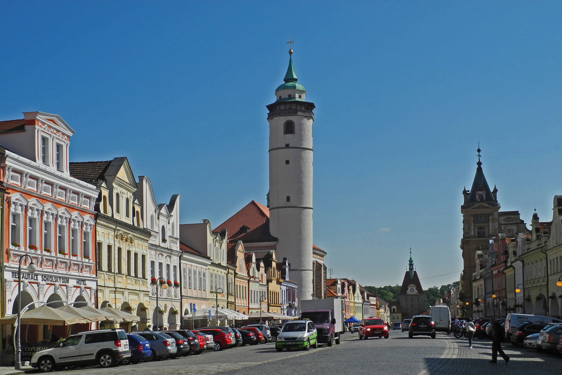 Bürgerhäuser und Dekanatskirche Mariä Geburt am Markt in Taus (…