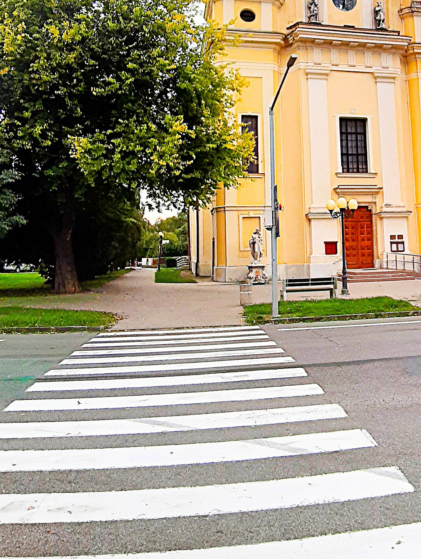 Absencia chodcov na priechode pre chodcov. Mesto Galanta. Slove…