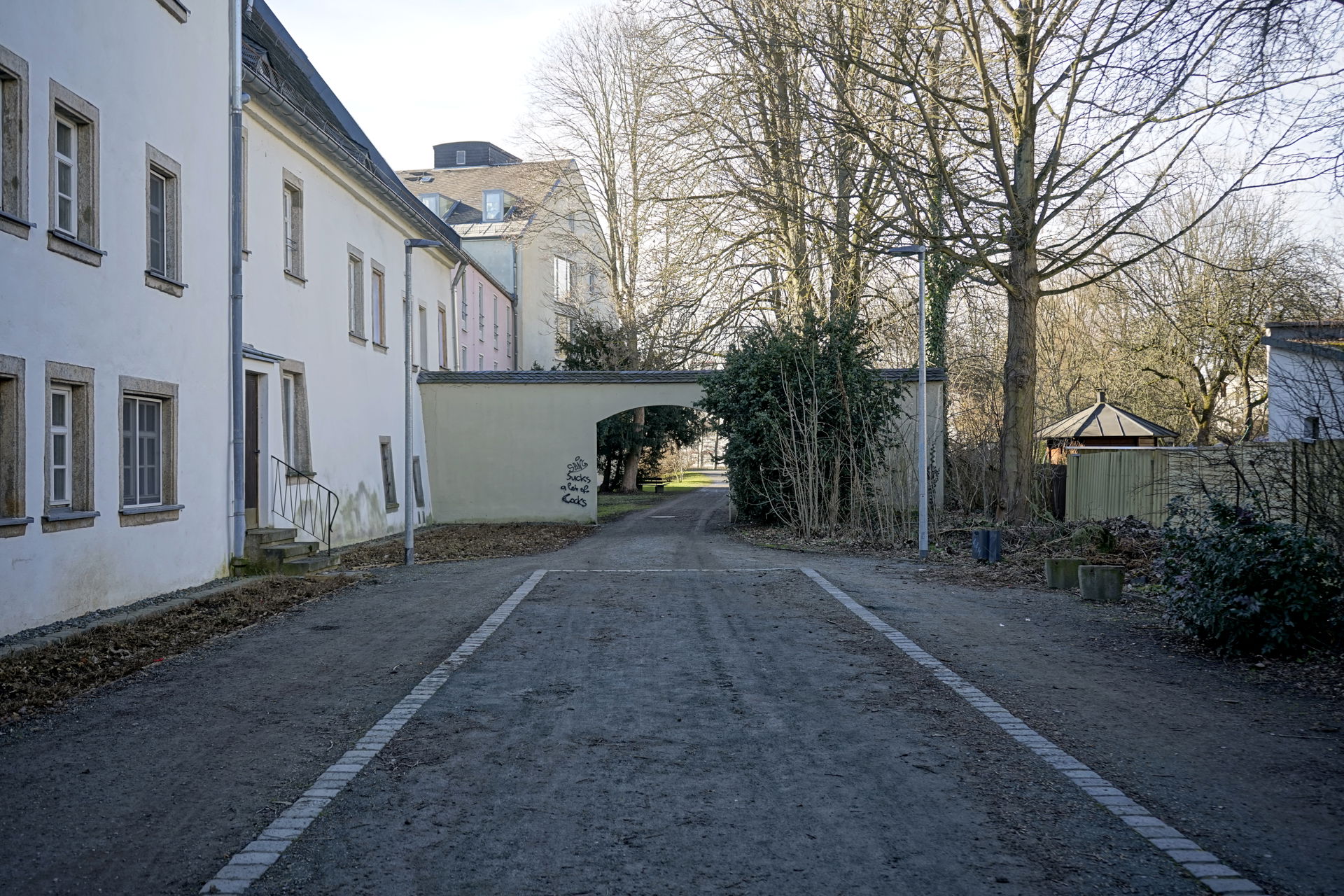 Fotografie des Saaleradwegs. Links im Bild der historische Hosp…