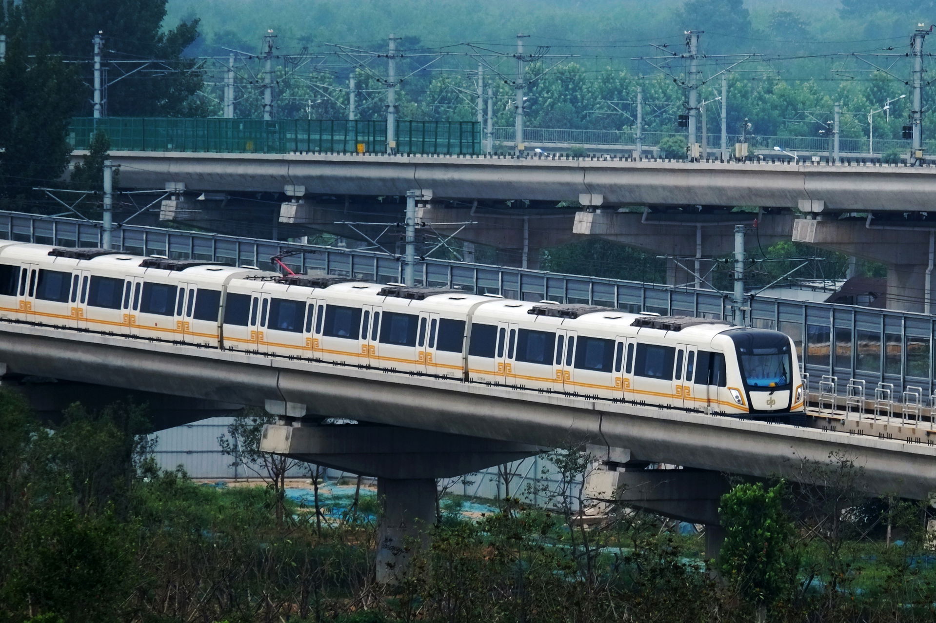 A train on Zhengzhou Metro Chengjiao Line approaching Mengzhuan…
