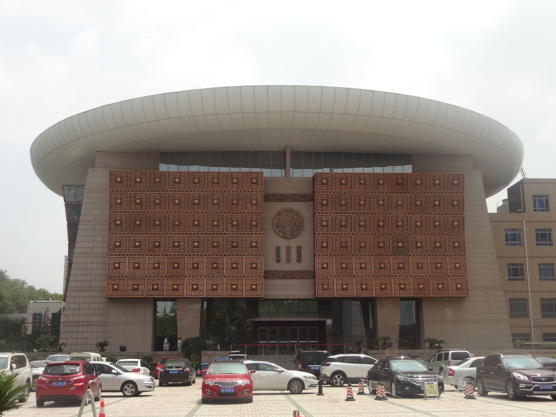 Zhengzhou Museum facade, photo taken from parking lot