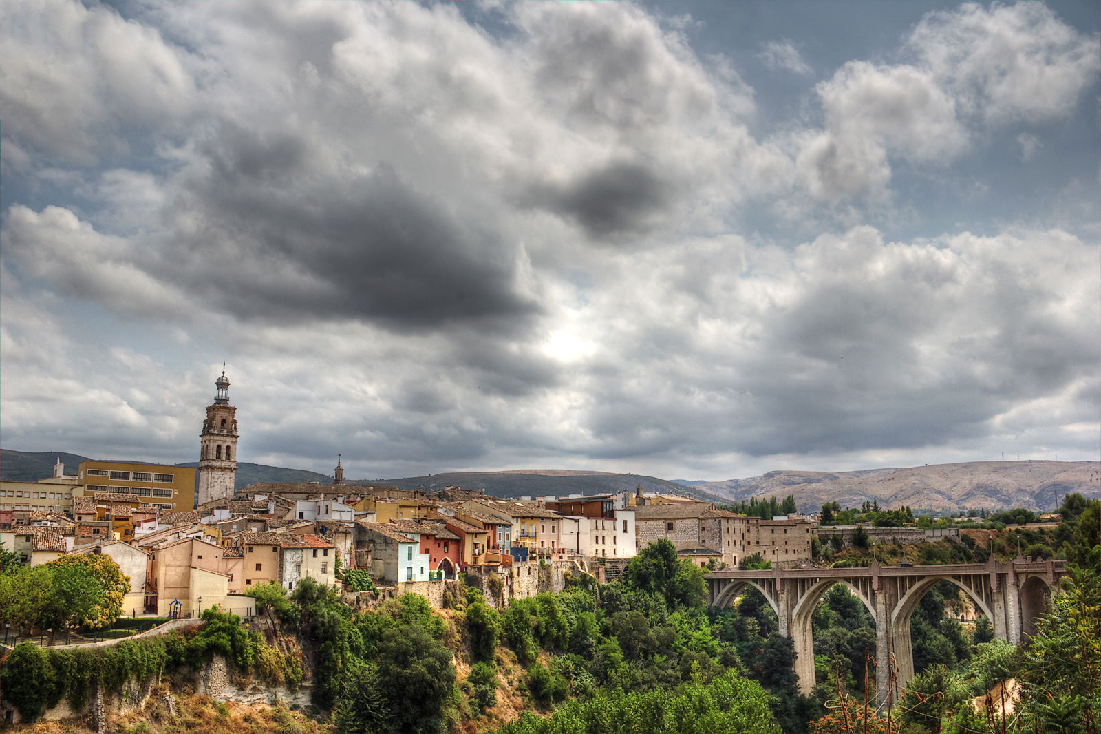Vista del casco antiguo de Ontinyent o "La Vila" con el campana…