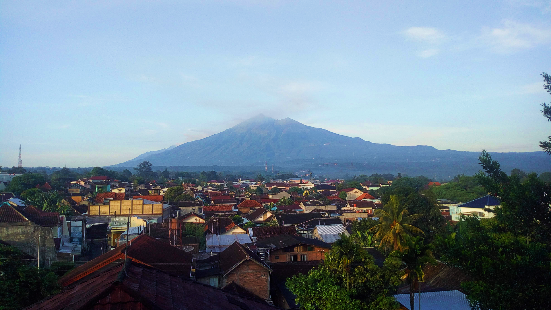 Pemandangan landscape salatiga dan gunung merbabu dipagi hari y…