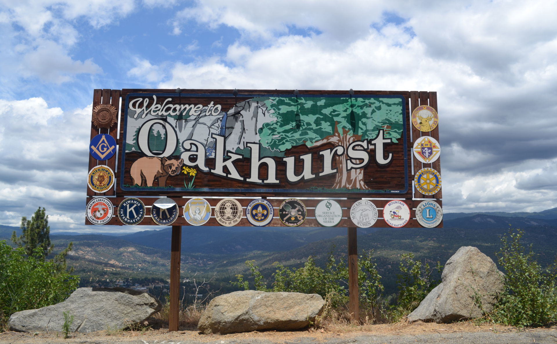 Welcome sign on CA-41 heading north into Oakhurst.