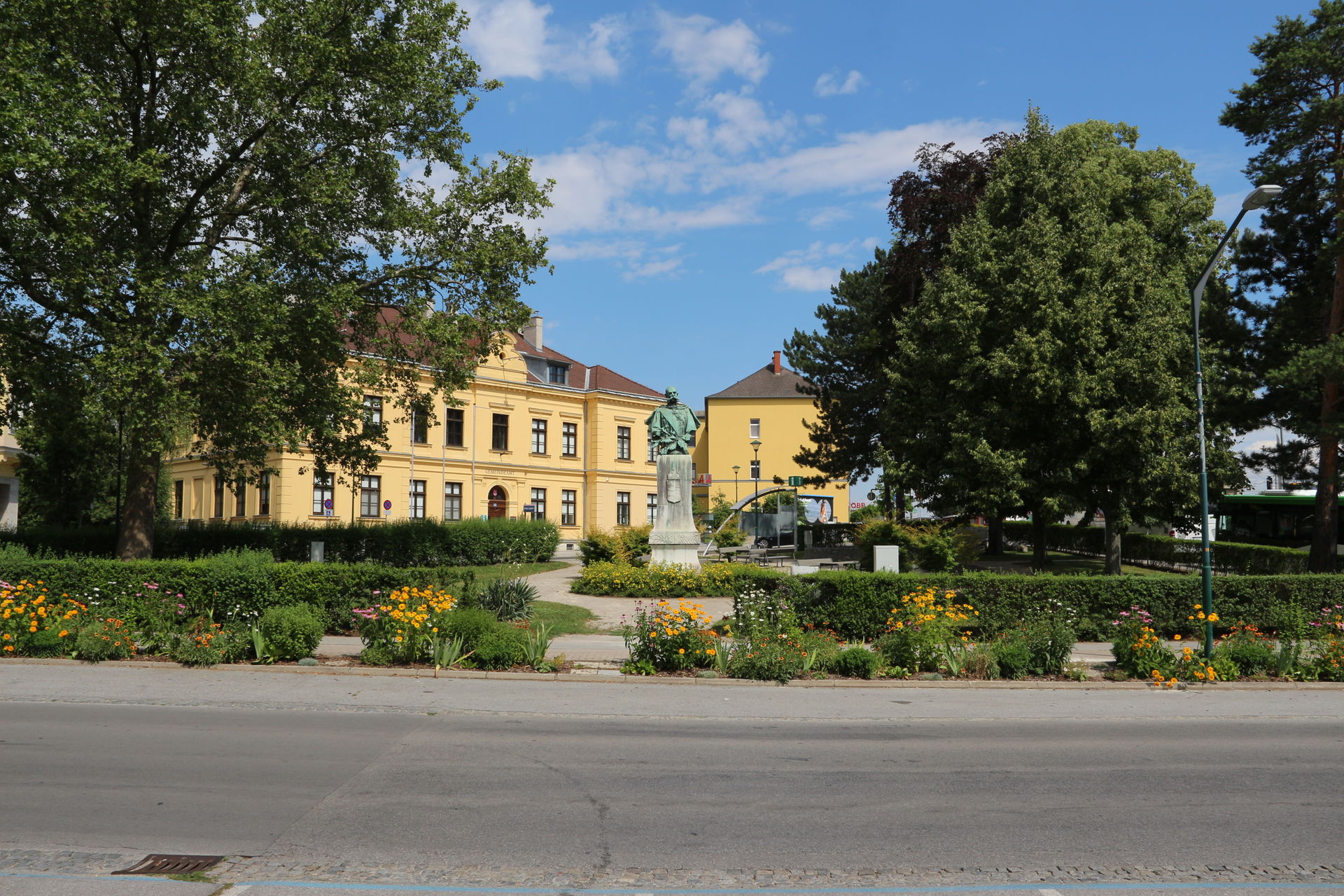 Kaiser-Franz-Joseph Denkmal am Bahnhofsvorplatz in Bruckneudorf…