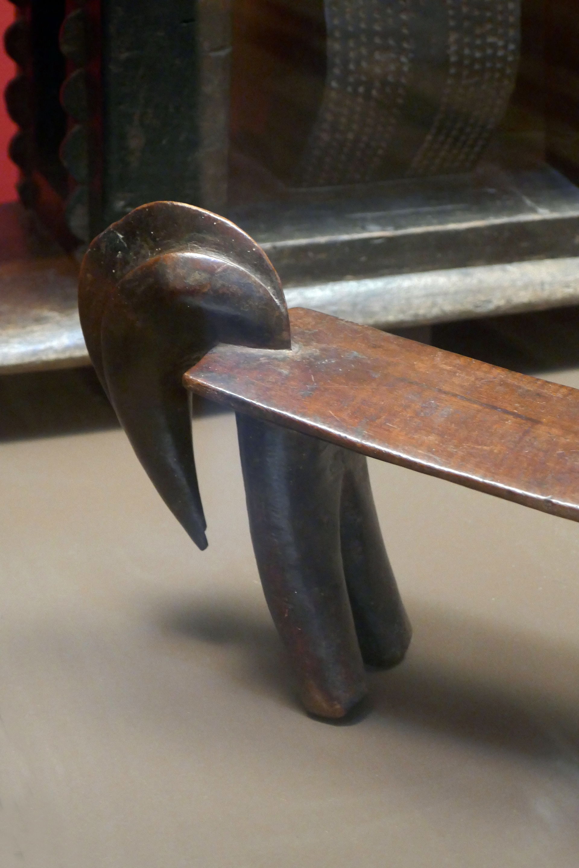 Petit banc à tête de calao (détail). 
Bois dur à patine noire.
…