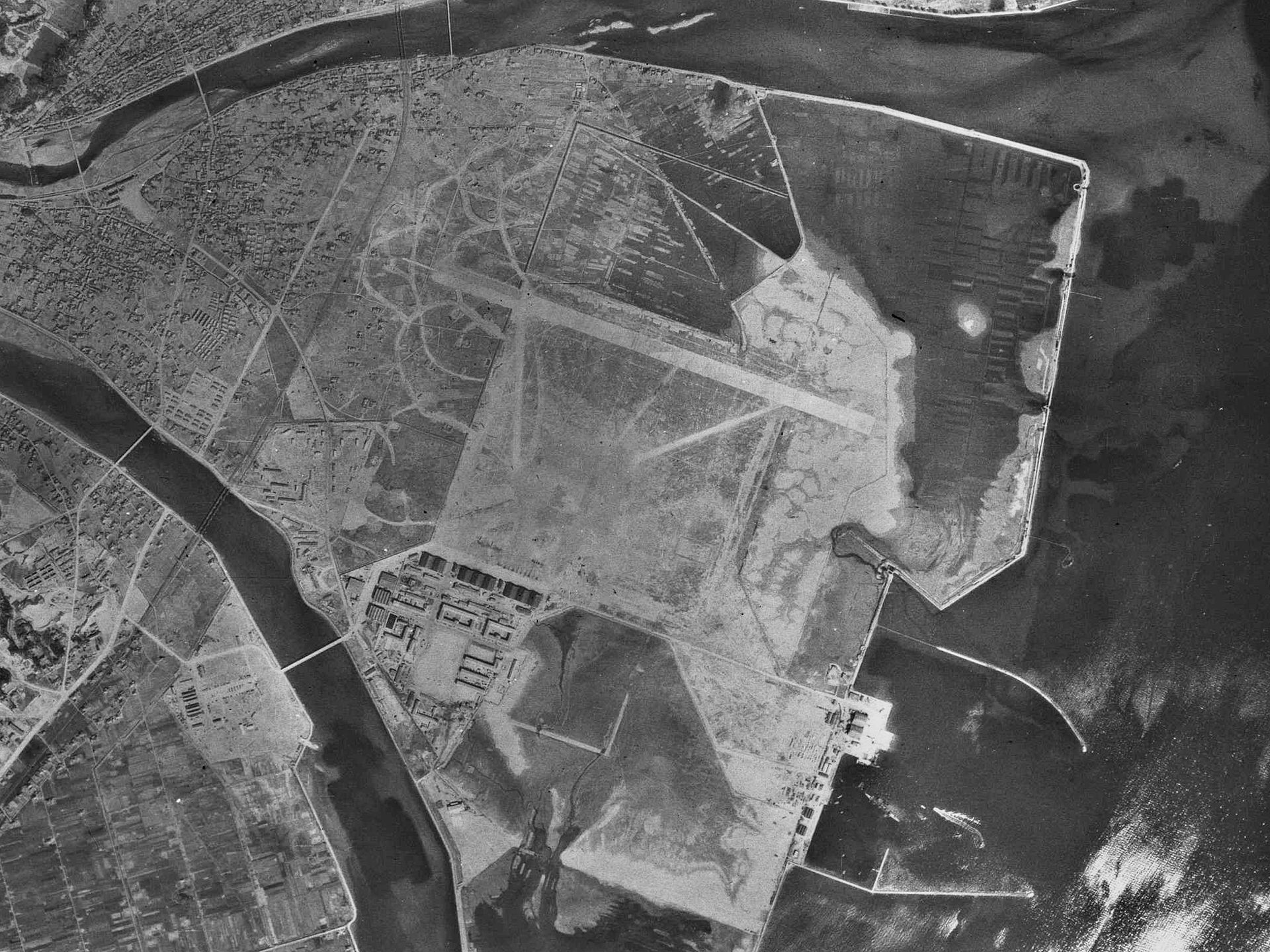 海軍岩国飛行場跡(1947年)。当時の滑走路は現在と異なり、東西に敷設されていた。USA- M121-95を加工して使用。撮影…