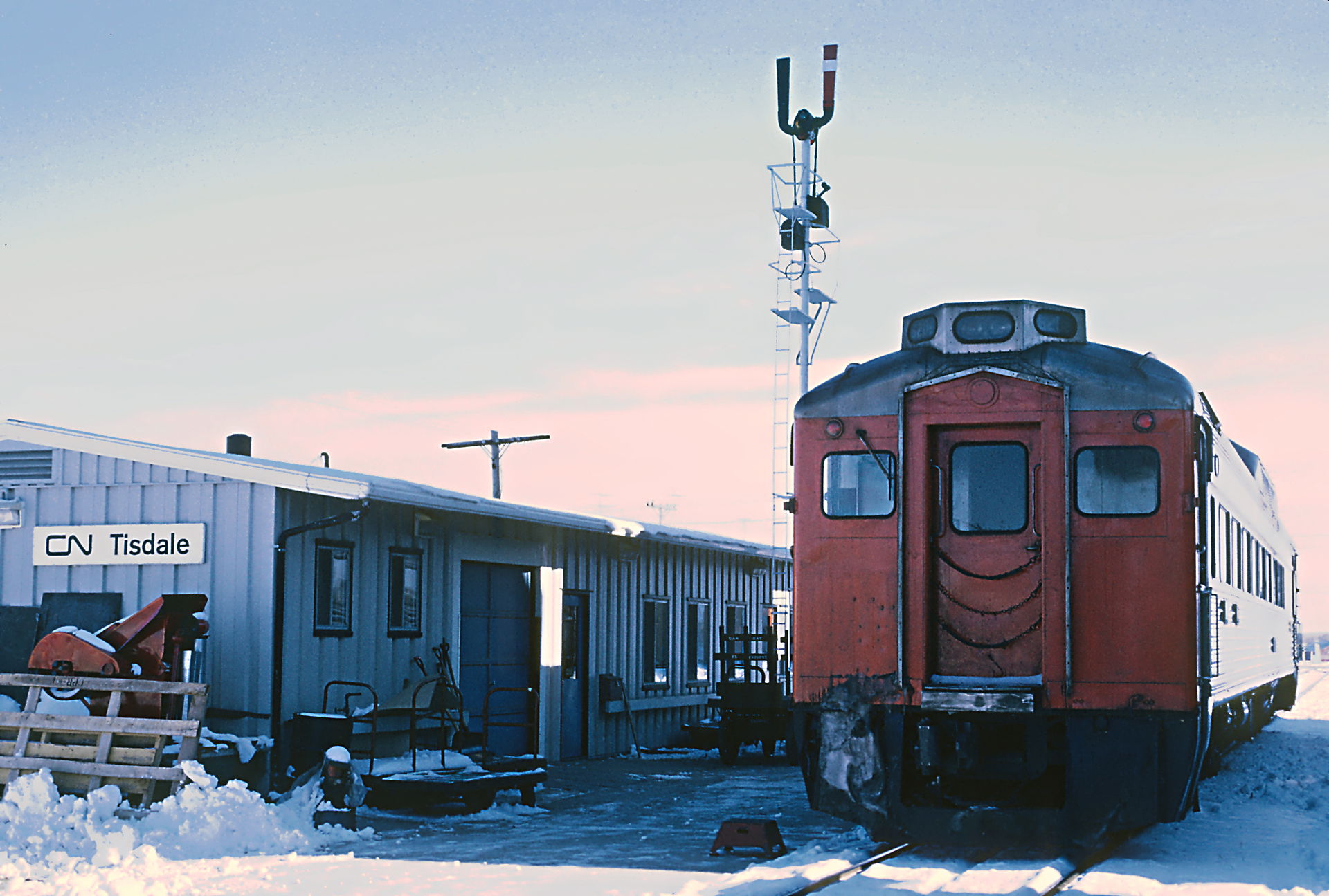 CN RDC 6206 in Tisdale, SK. Note the number boards and headligh…