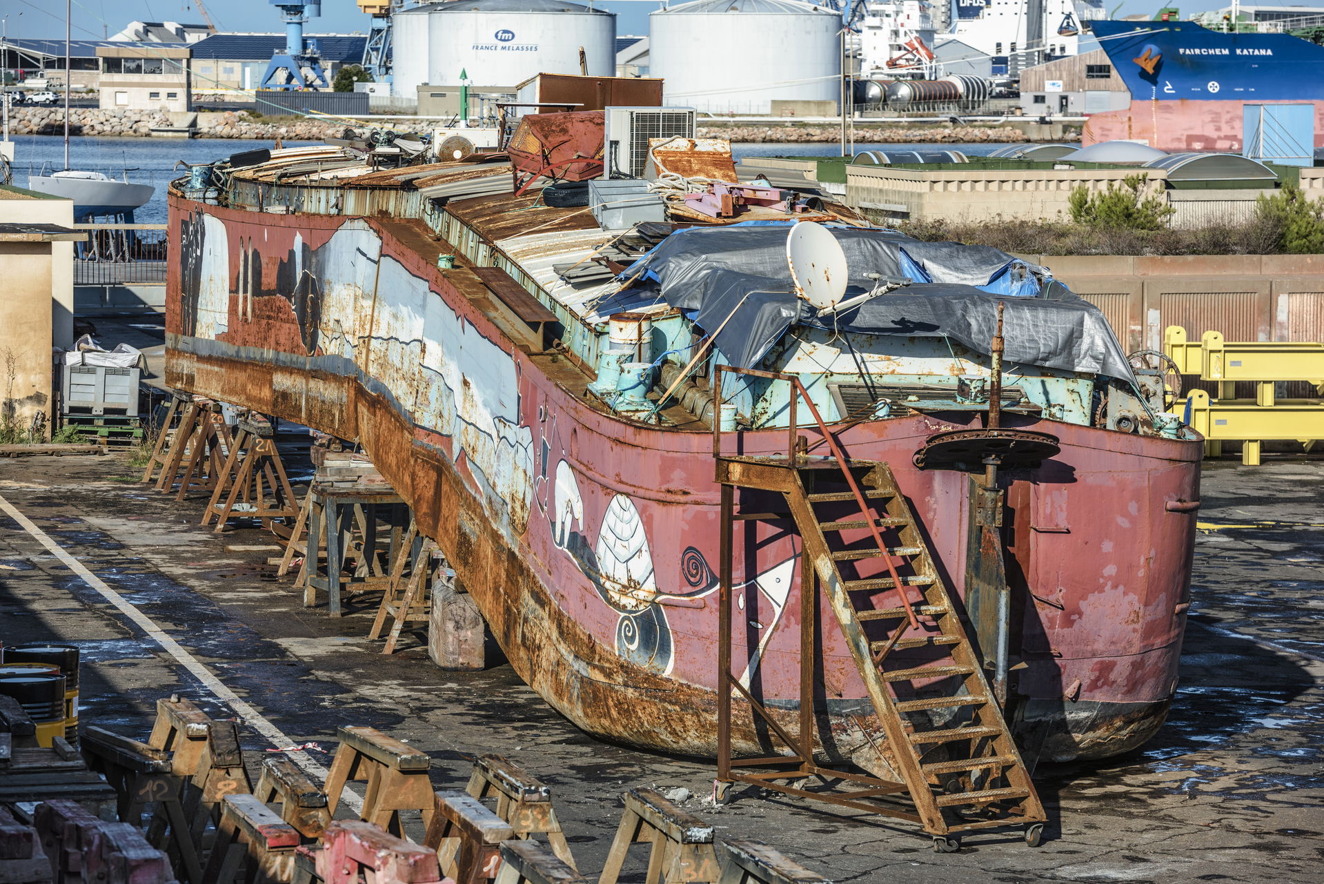 A dry barge wreck whose front sagged, in the harbor of Sète, Fr…