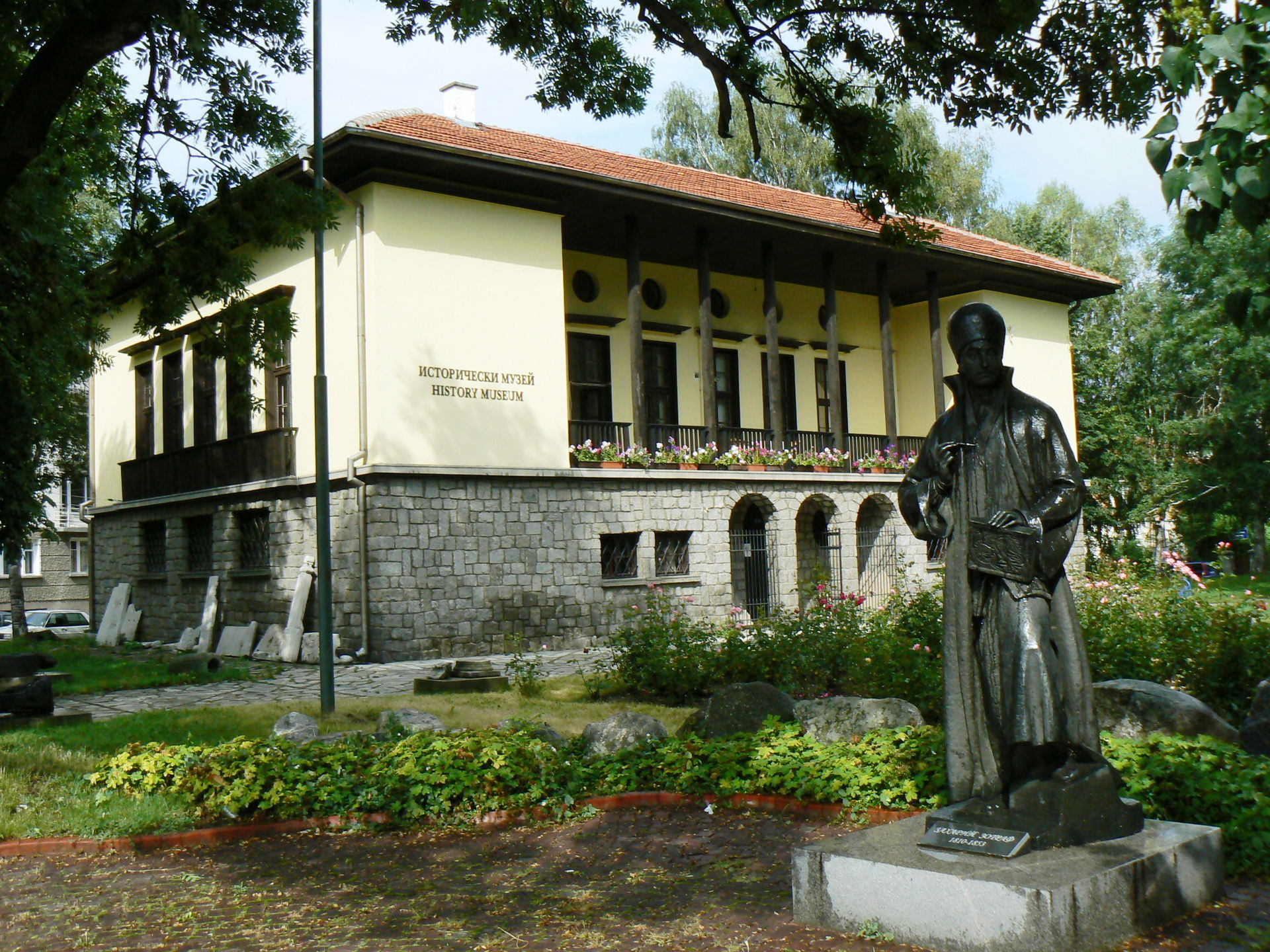 Samokov History Museum and the statue of Zahari Zograf