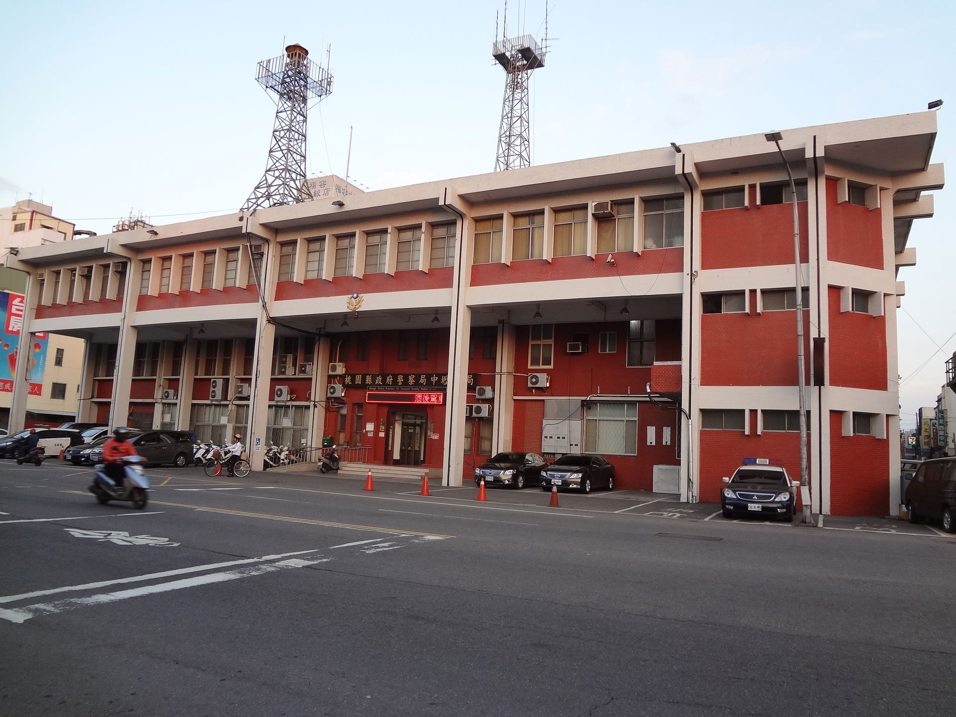 桃園縣政府警察局中壢分局,地址:桃園縣中壢市延平路607號。