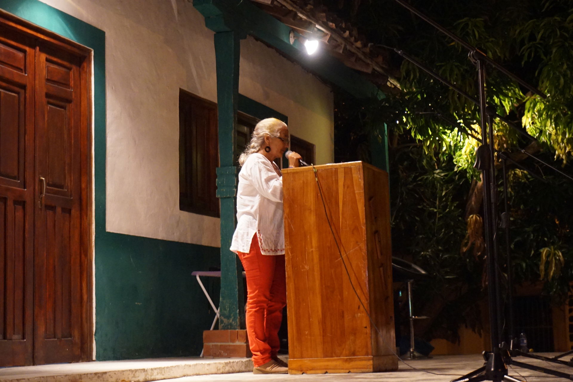 Consuelo Tomás reading poetry at The Penonomé in April Festival…