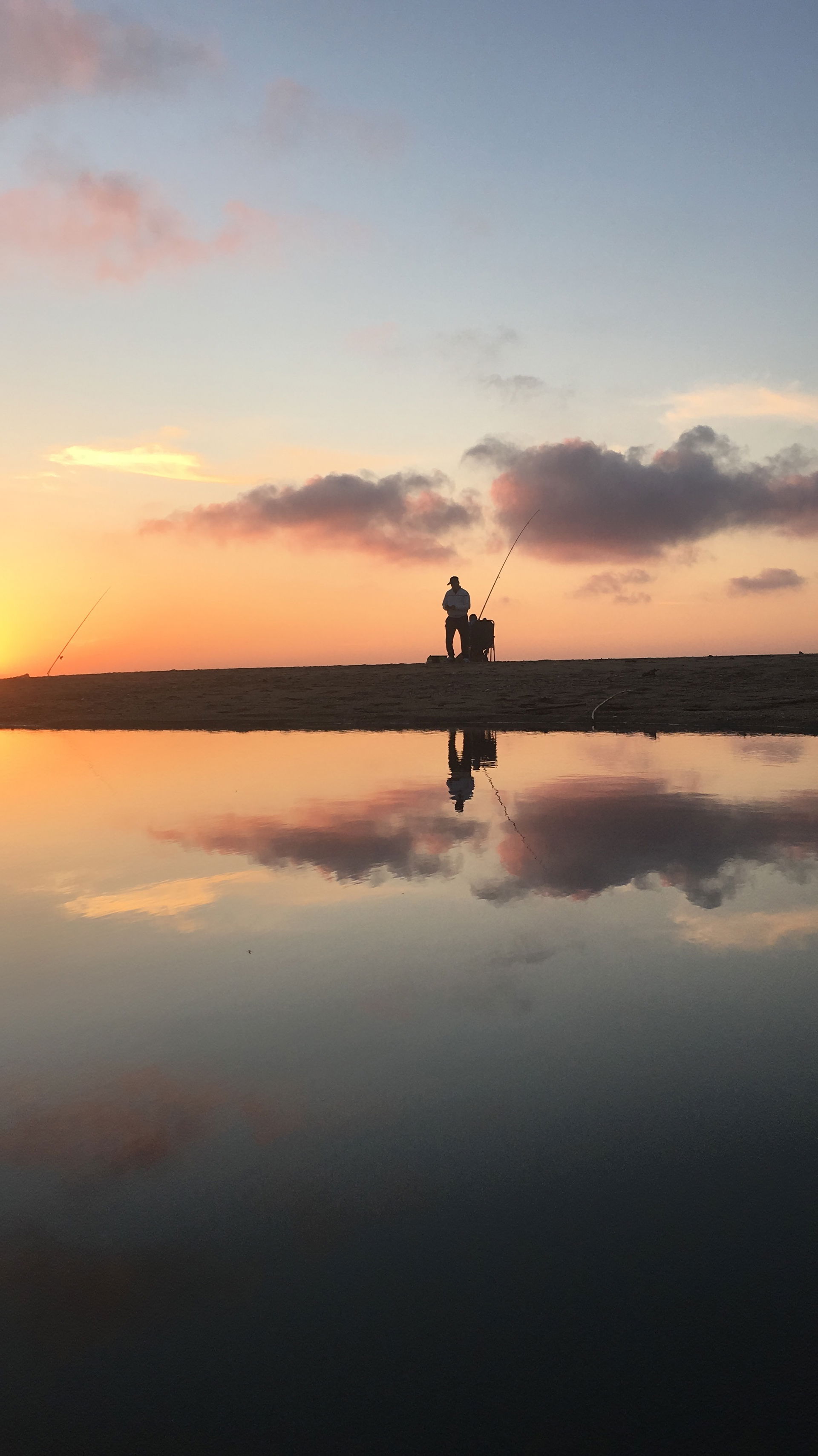 Magnifique paysage d'un coucher de soleil à la plage de Boumerd…