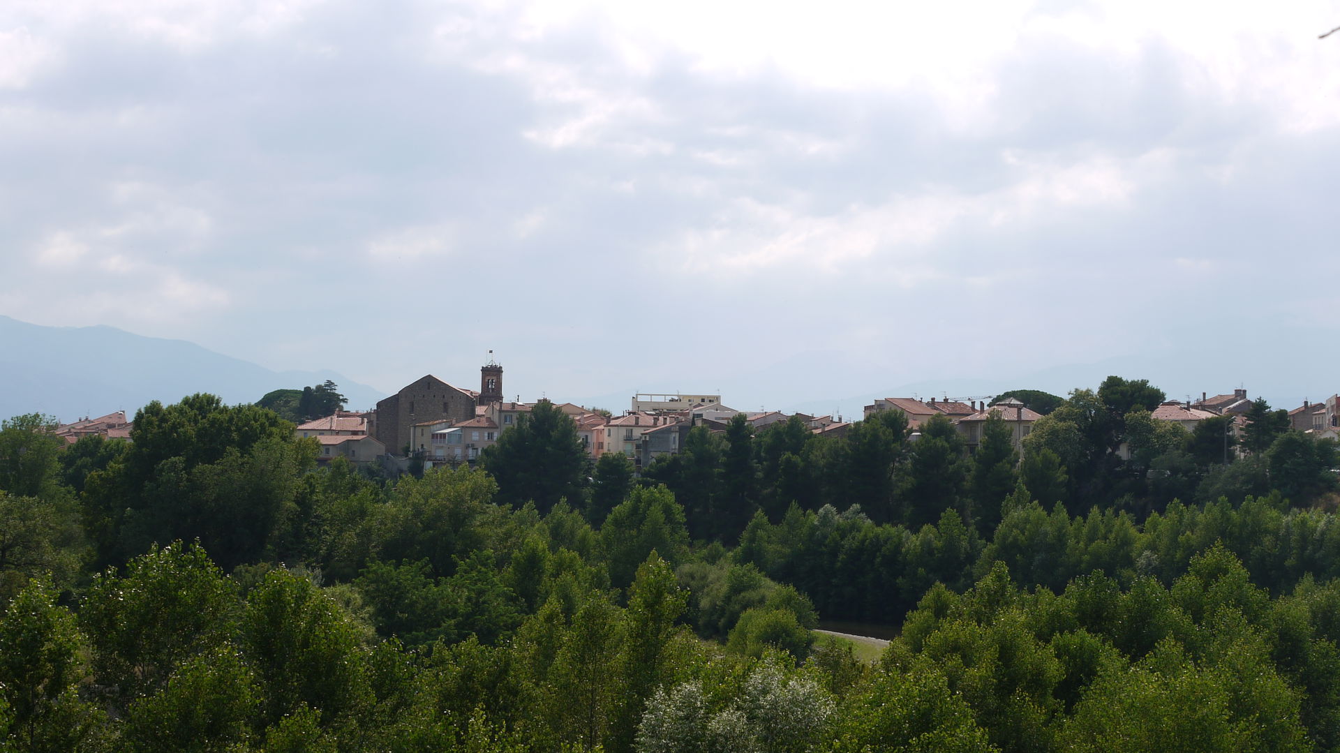 Vue du Boulou depuis le complexe sportif des Echards