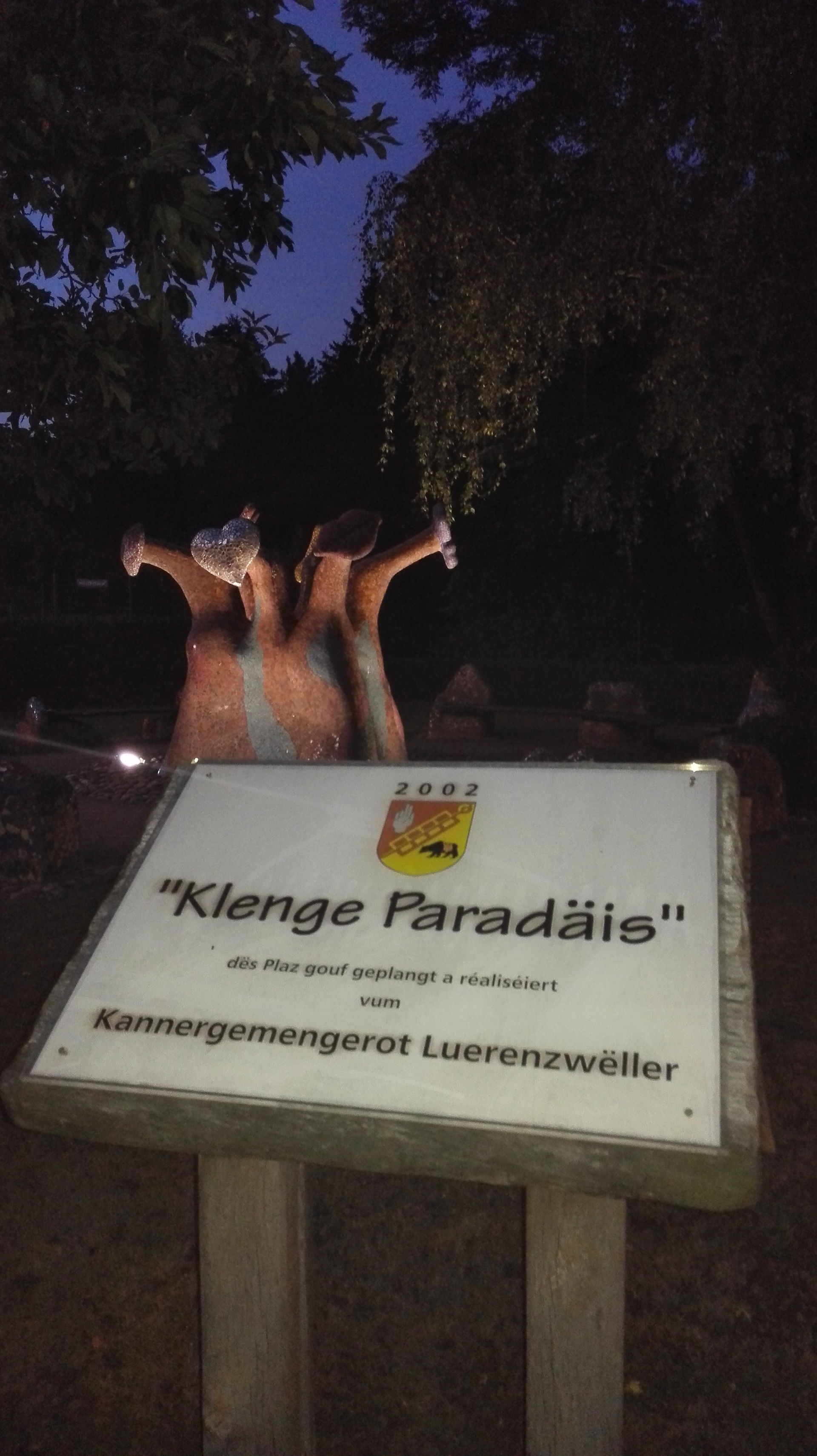 Skulptaĵo en Lorentzweiler, Luksemburgio.