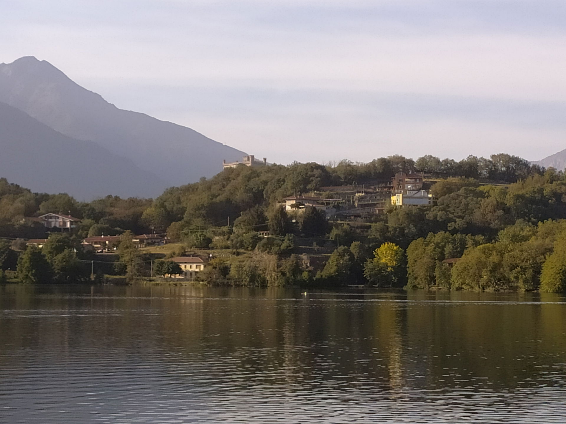 Castello Montalto visto dal Lago Sirio
