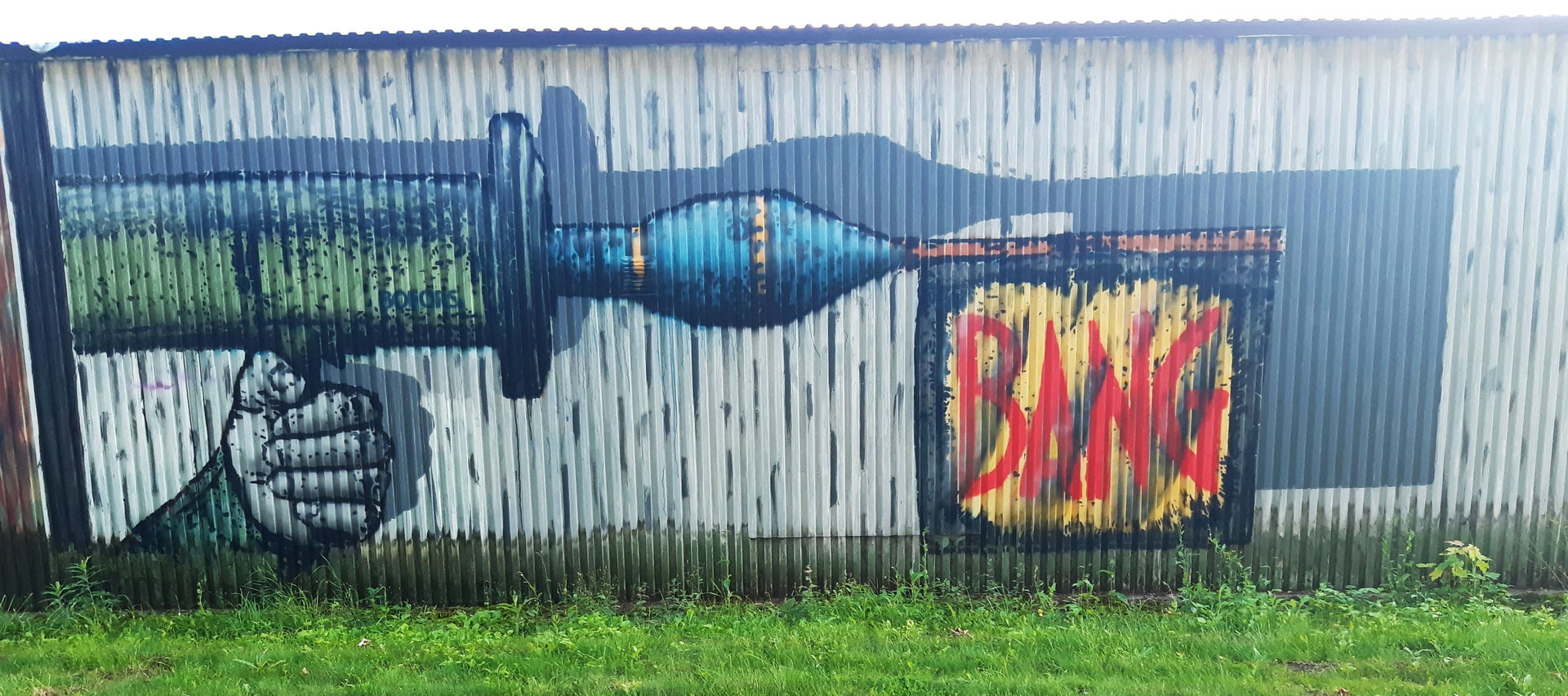 Muralmålning föreställande ett pansarskott 86 (AT4) på baksidan…