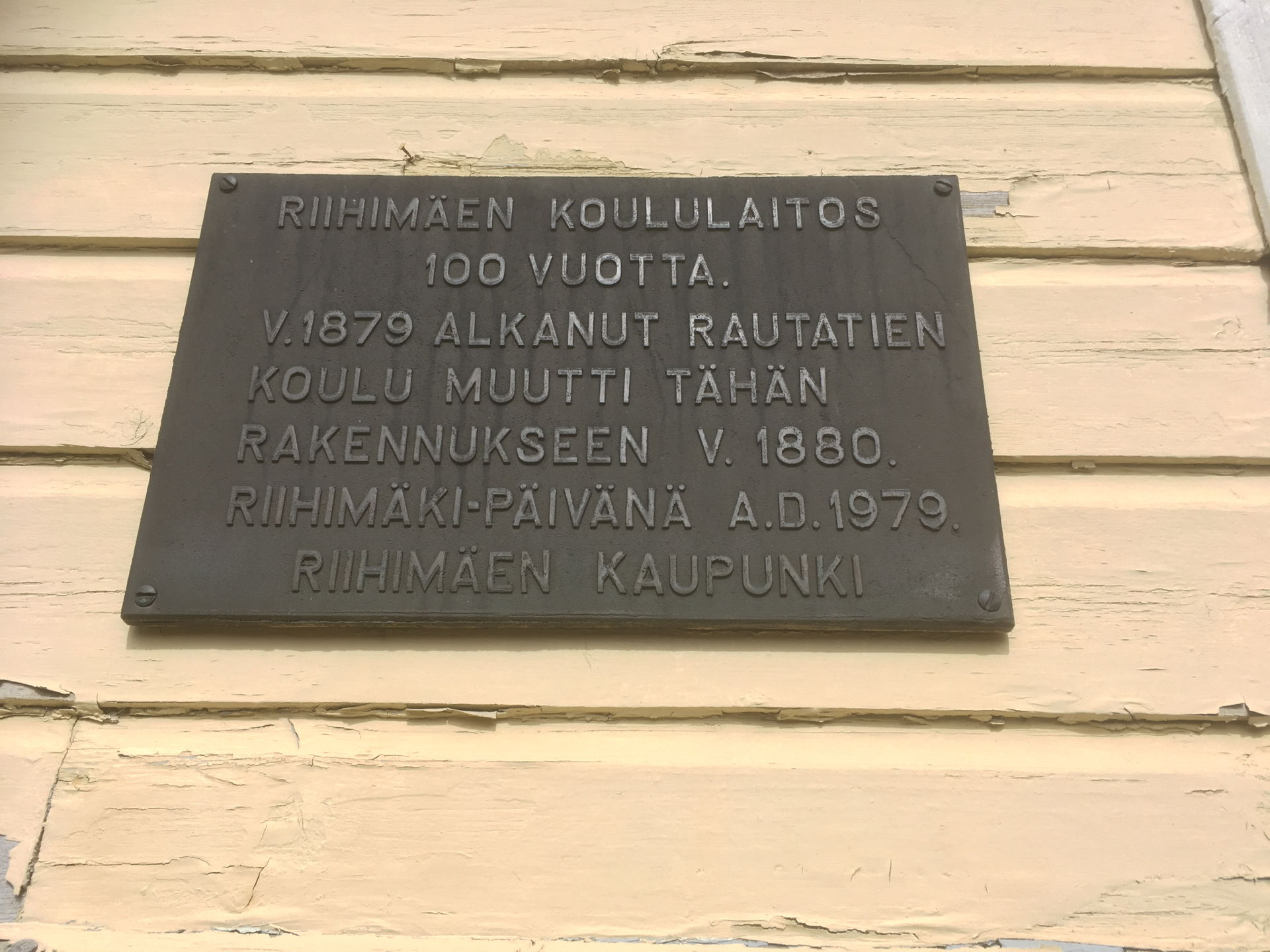 Riihimäen koululaitoksen 100-vuotismuistolaatta Öllerinkadulla …