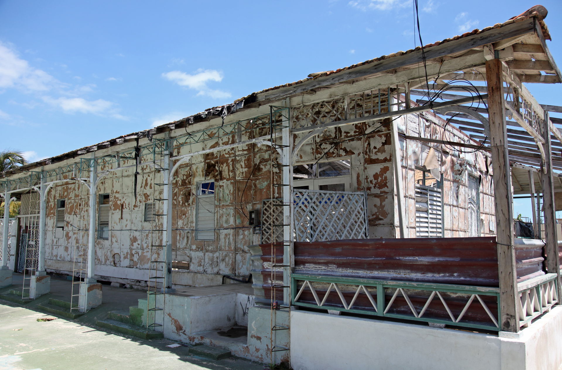 Verlassenes Wohnhaus, direkt an der Hauptstrasse von Varadero a…