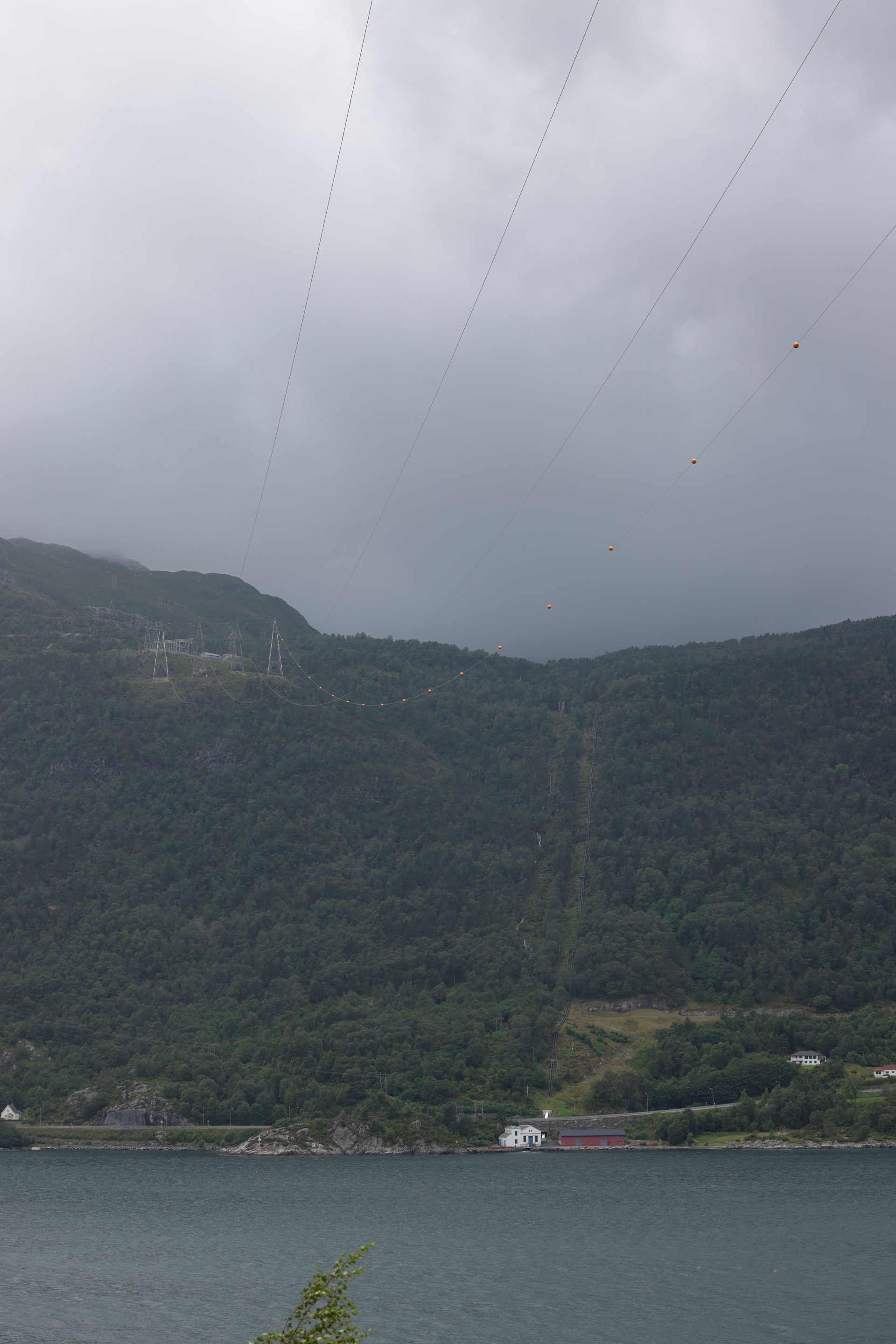 Luftspennet med høgspentliner mellom Stord og Tysnes.