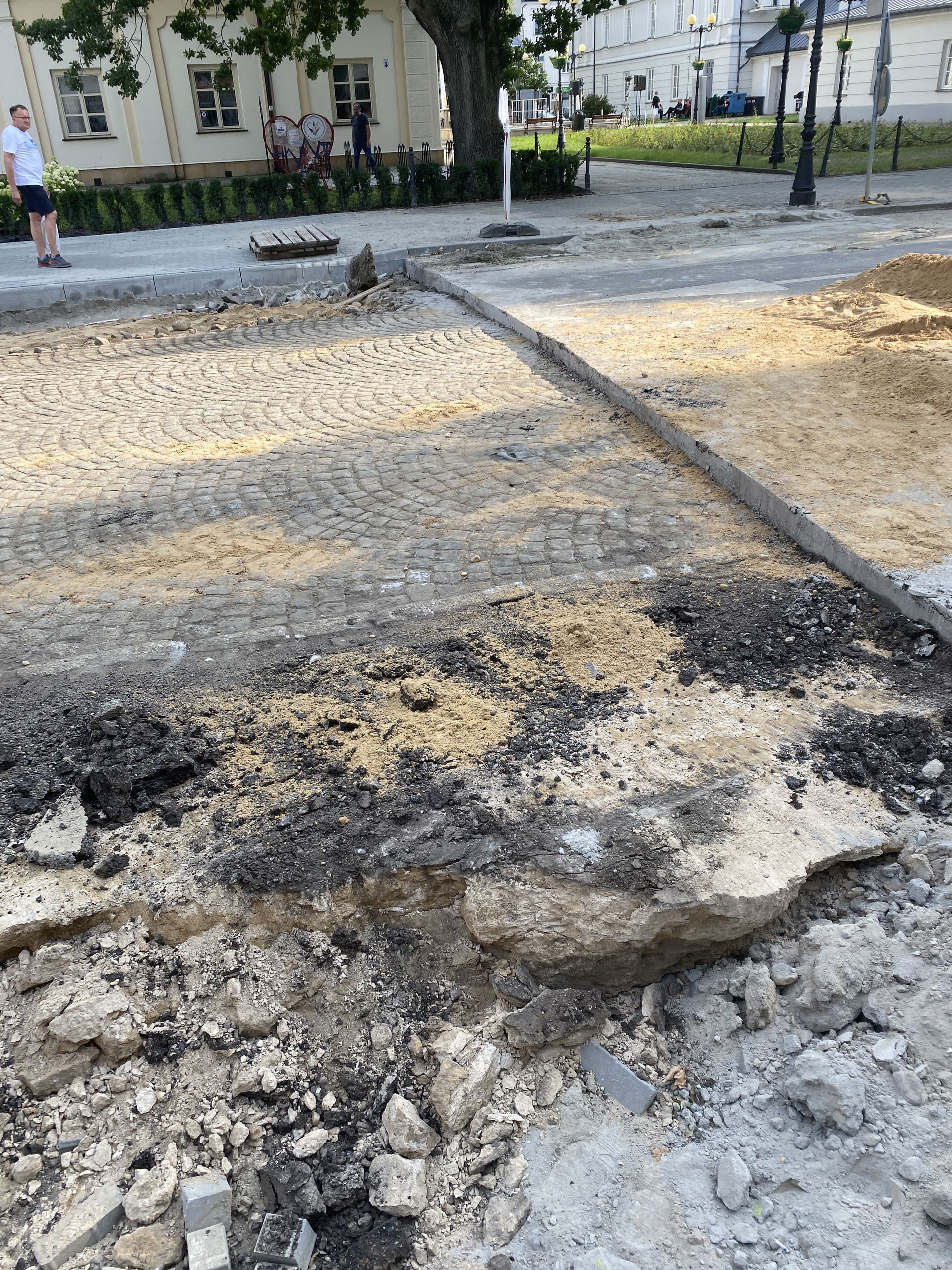 Stara nawierzchnia ulicy Piłsudskiego odkryta podczas remontu w…