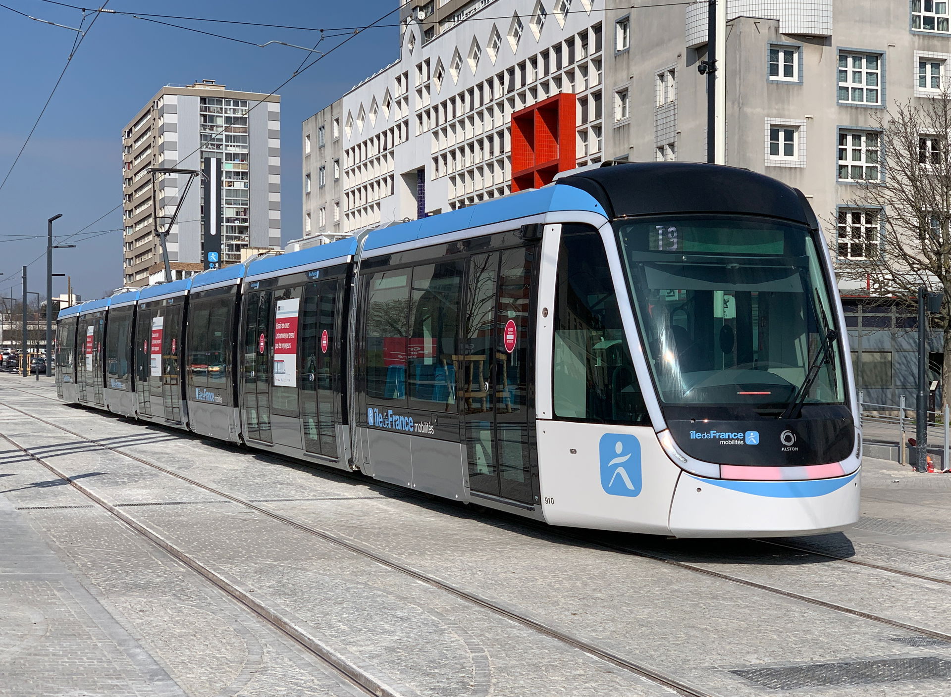 Tram of Paris Tramway Line 9 along Maximilien Robespierre Avenu…