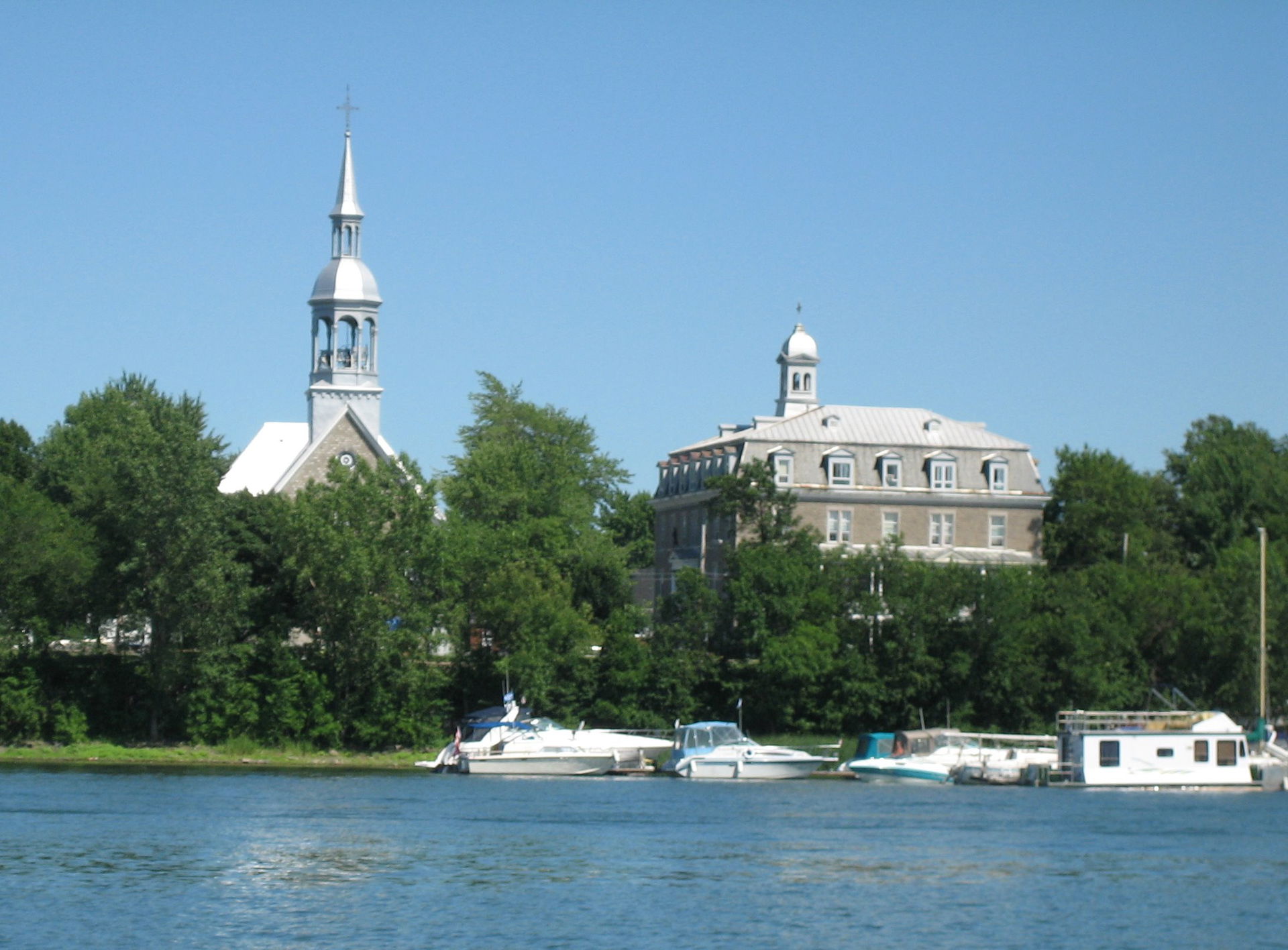 église Ste-Famille et ancien couvent de Boucherville, vue du fl…