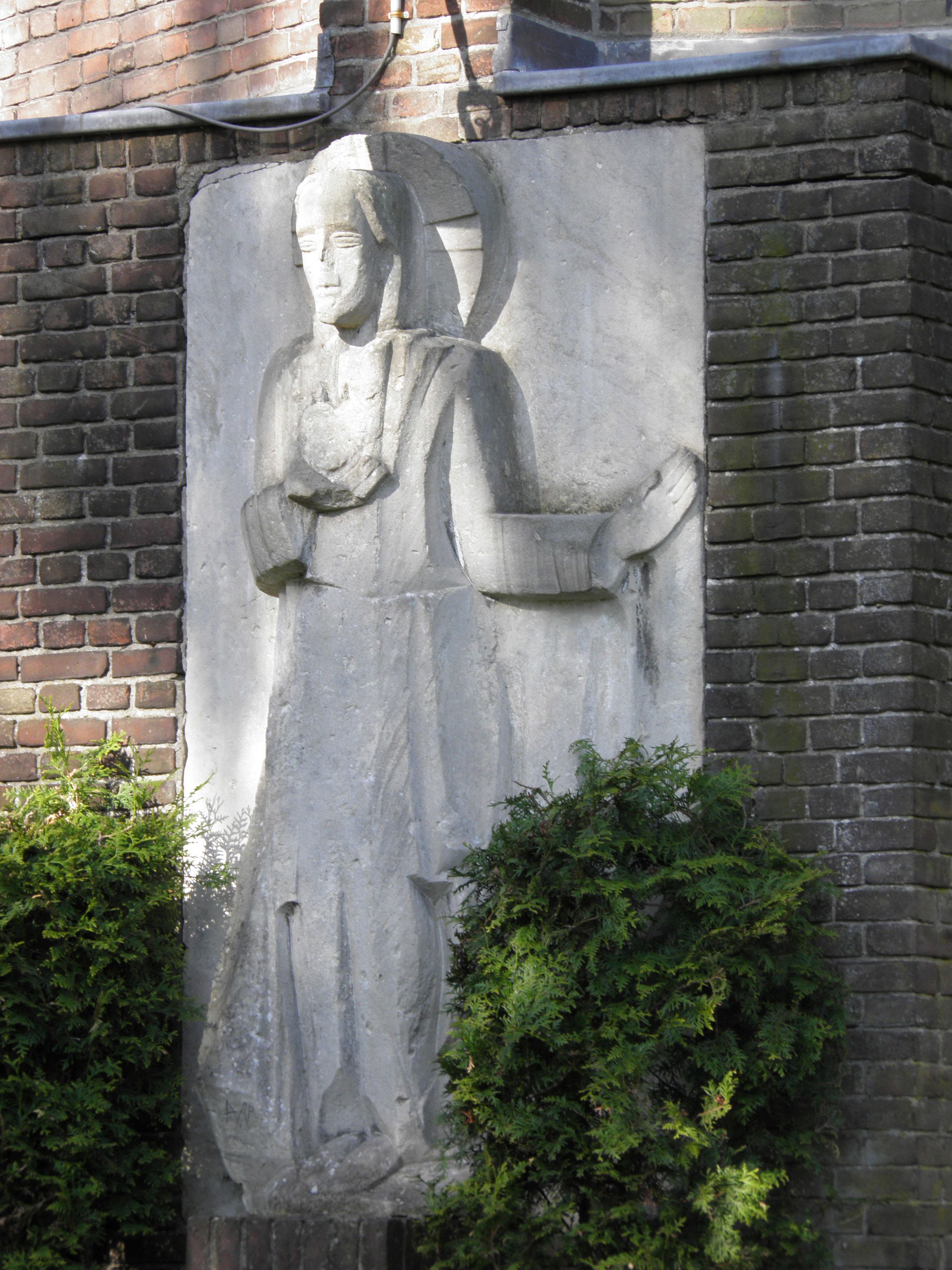 Heilig Hartbeeld, gemaakt door J. Cantré, 1928. Bevestigd aan d…