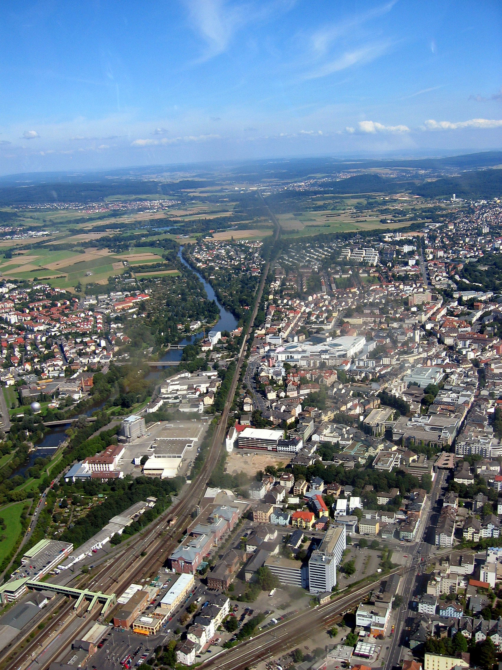 Luftaufnahme eines Teils der Gießener Innenstadt. Links im Bild…