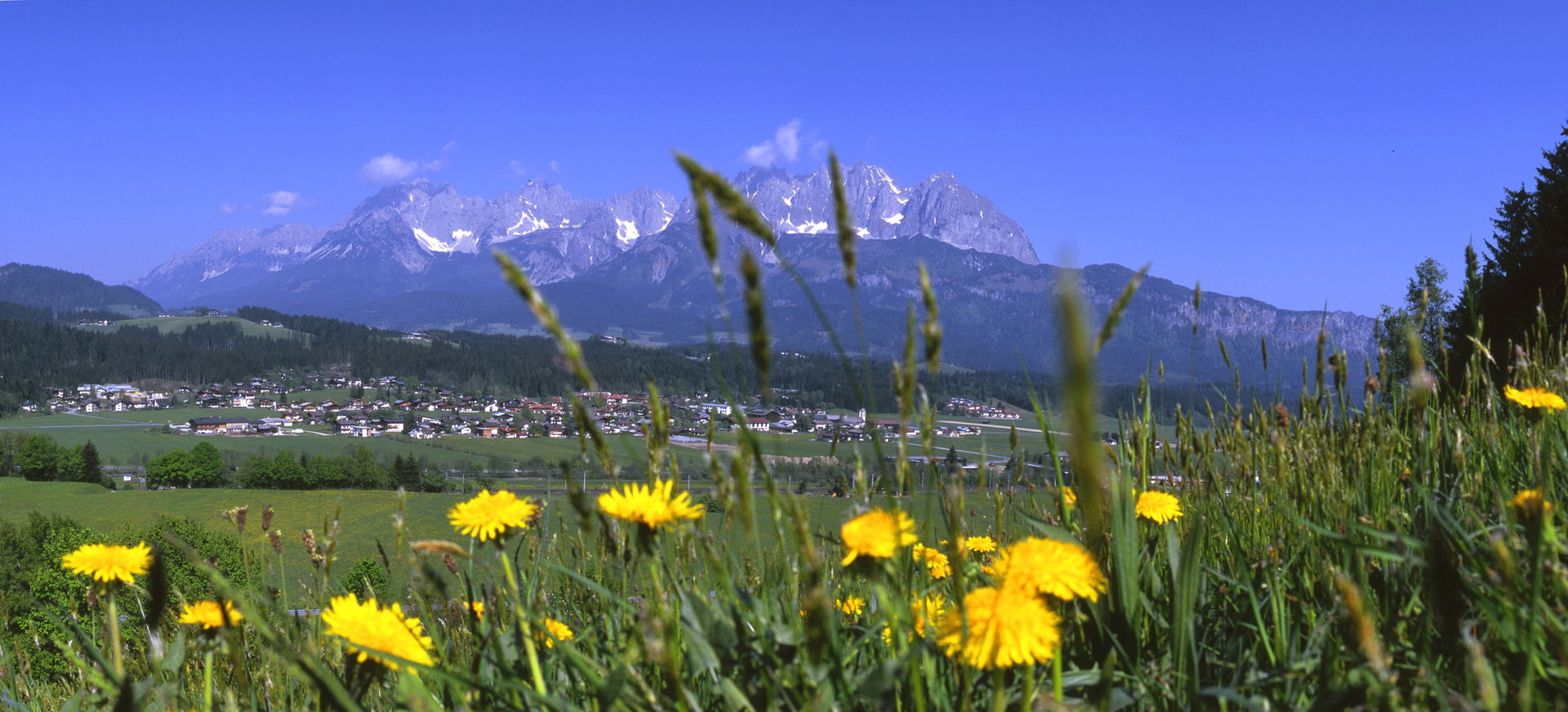 Blick auf Oberndorf in Tirol mit dem Wilden Kaiser im Hintergru…