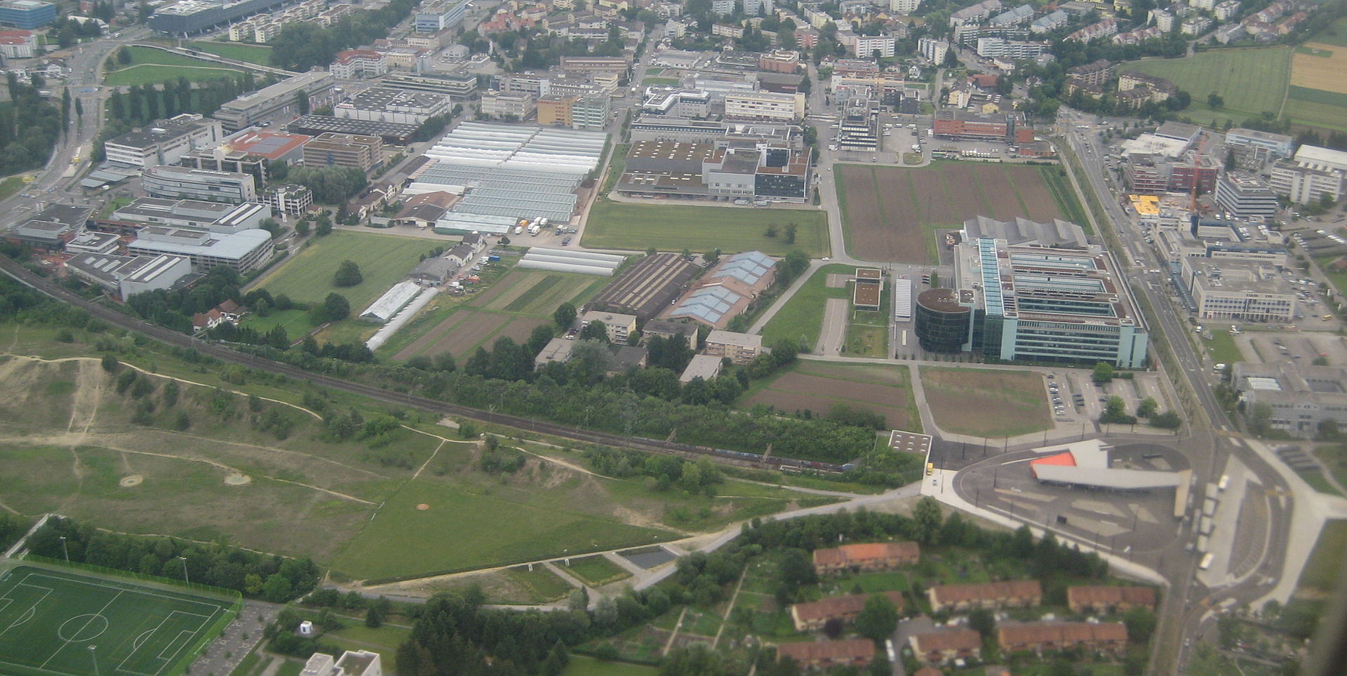 Hochbord, Dübendorf, und Verkehrsknotenpunkt Stettbach, Zürich.…