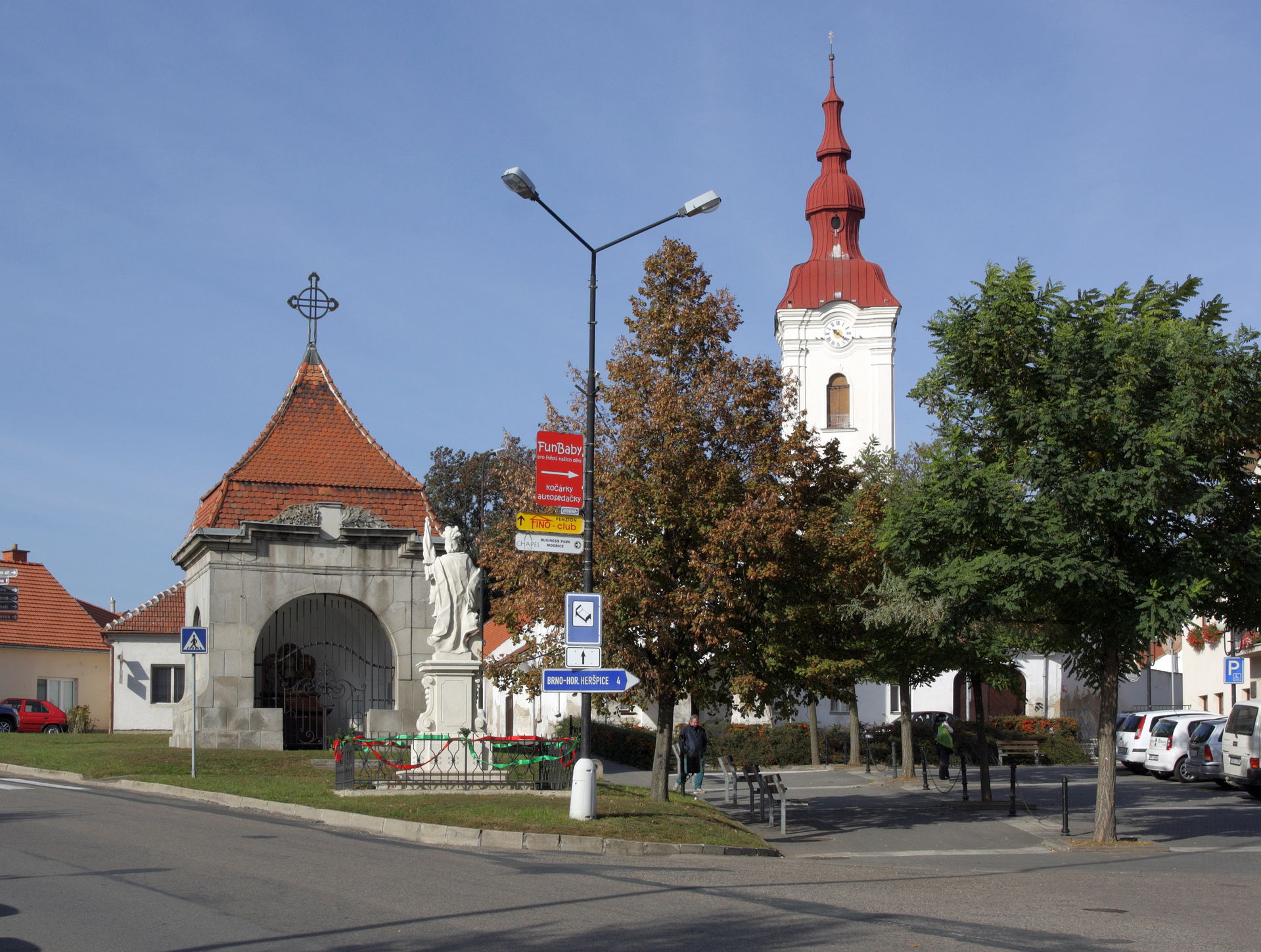 Modřice - náměstí Svobody. Vlevo kaple sv. Václava, před ní soc…