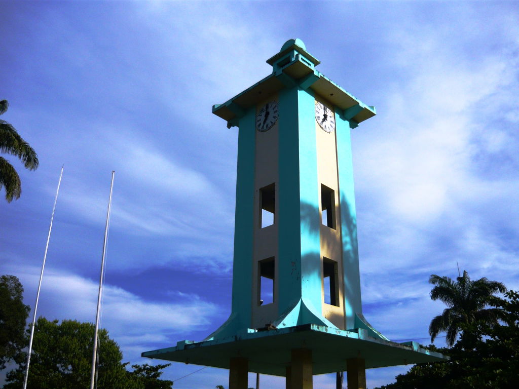 Reloj en la plaza mayor de Puerto Maldonado, Perú