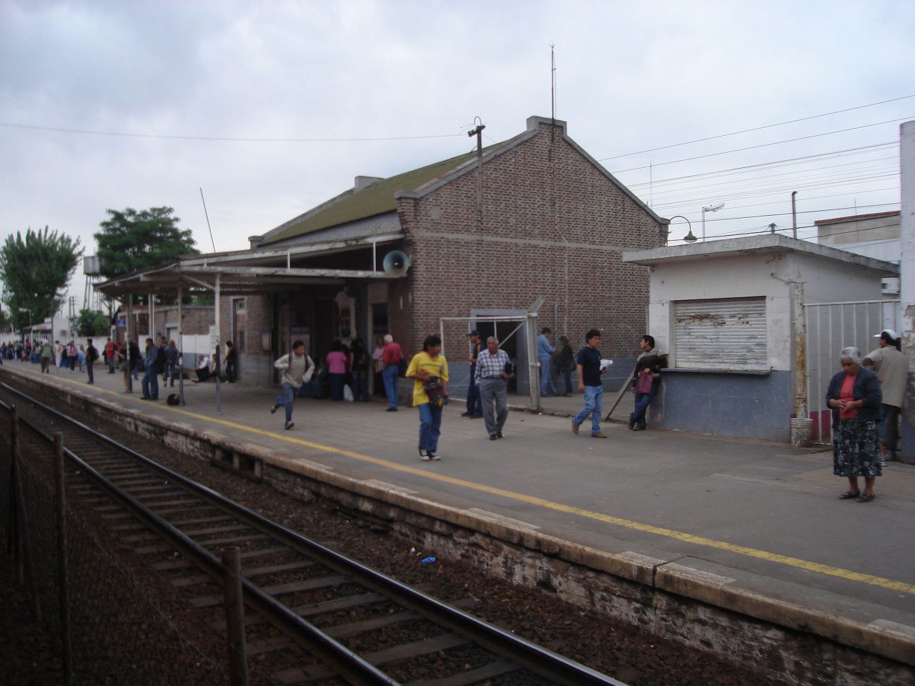 Vista del edificio principal de la estación Los Polvorines del …