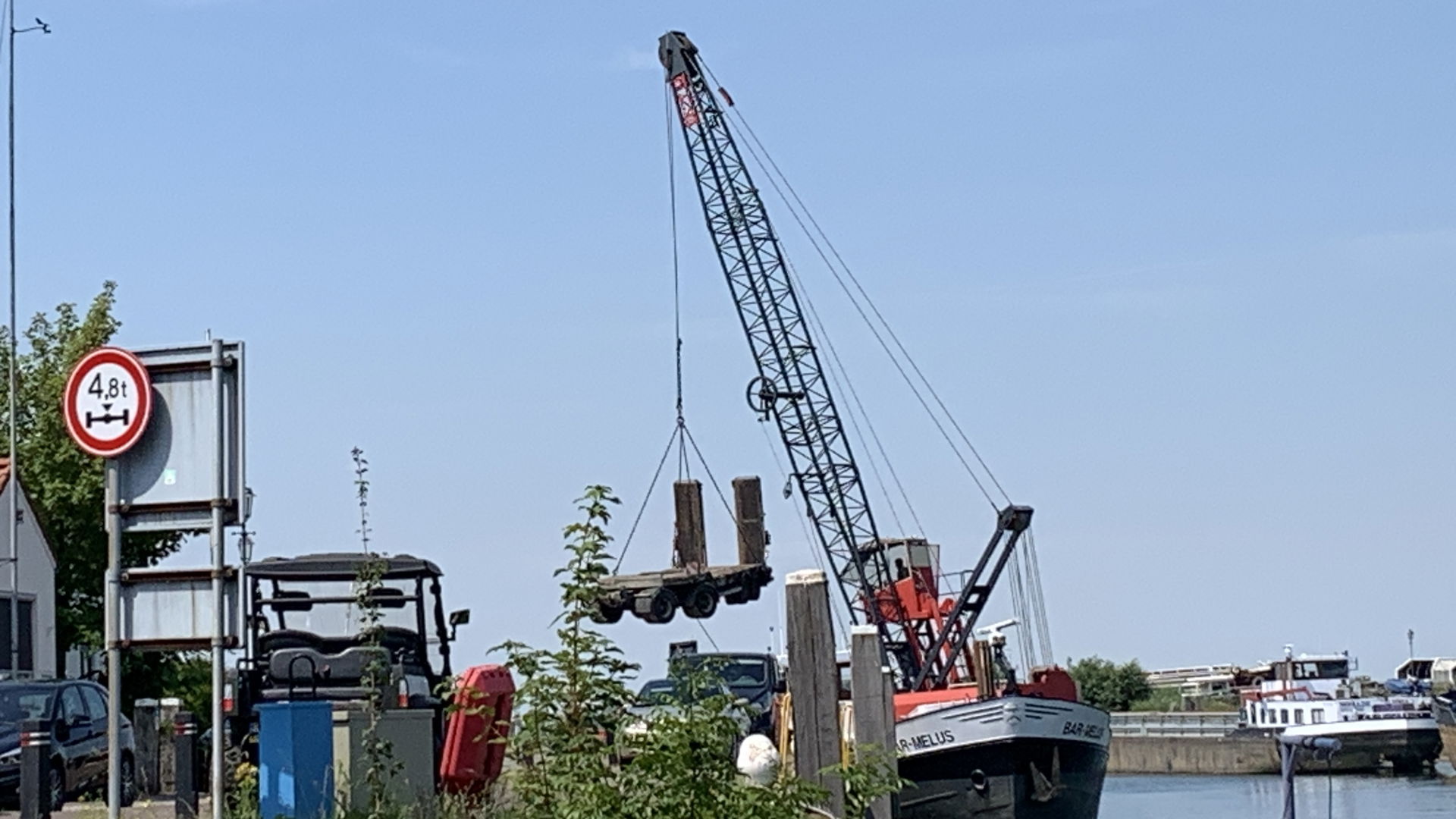 Kraanschip Bar-Melus haalt vrachtwagentrailer uit het ruim en z…