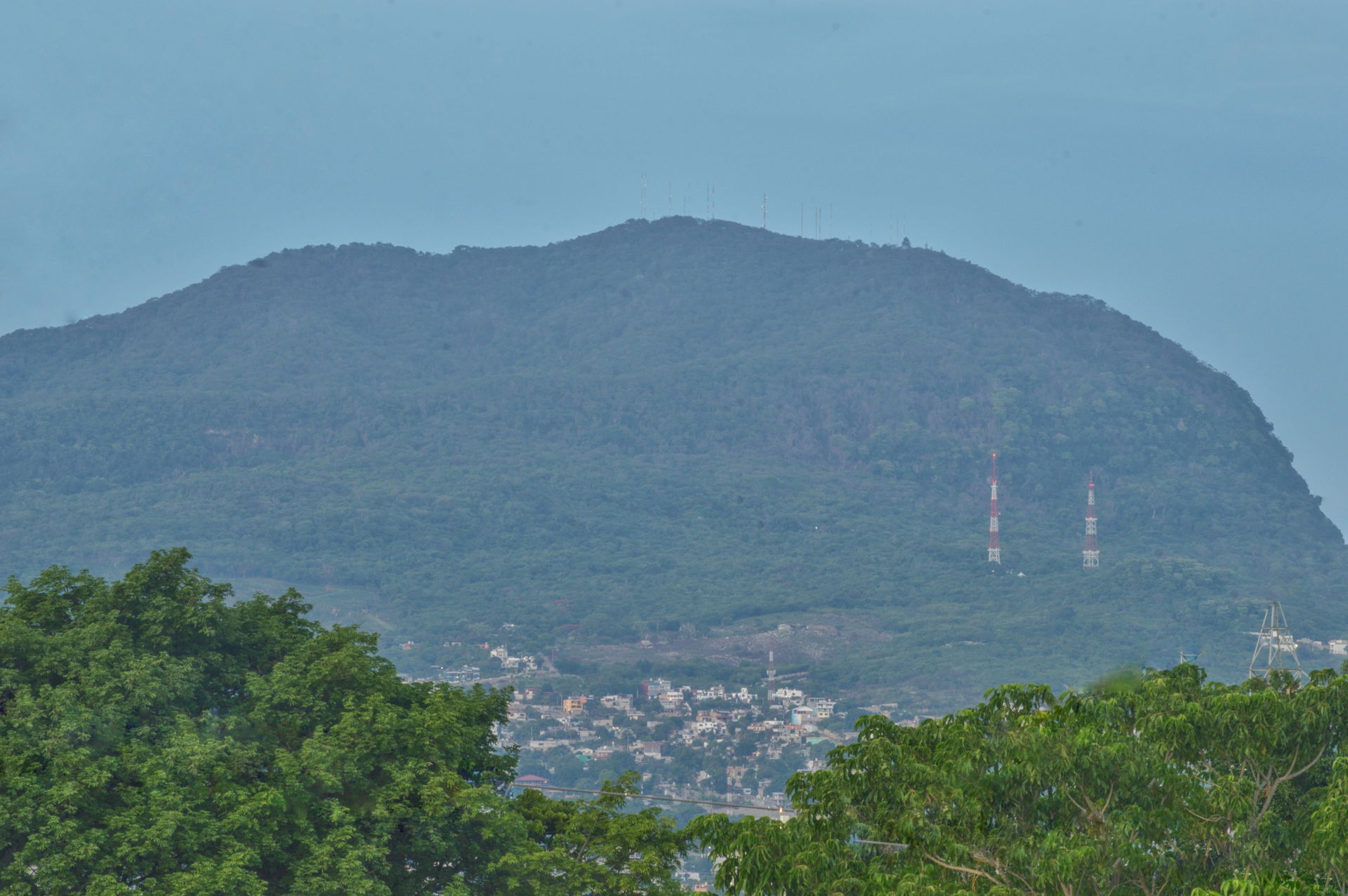El emblemático Cerro Mactumatzá de Tuxtla Gutiérrez visto al am…