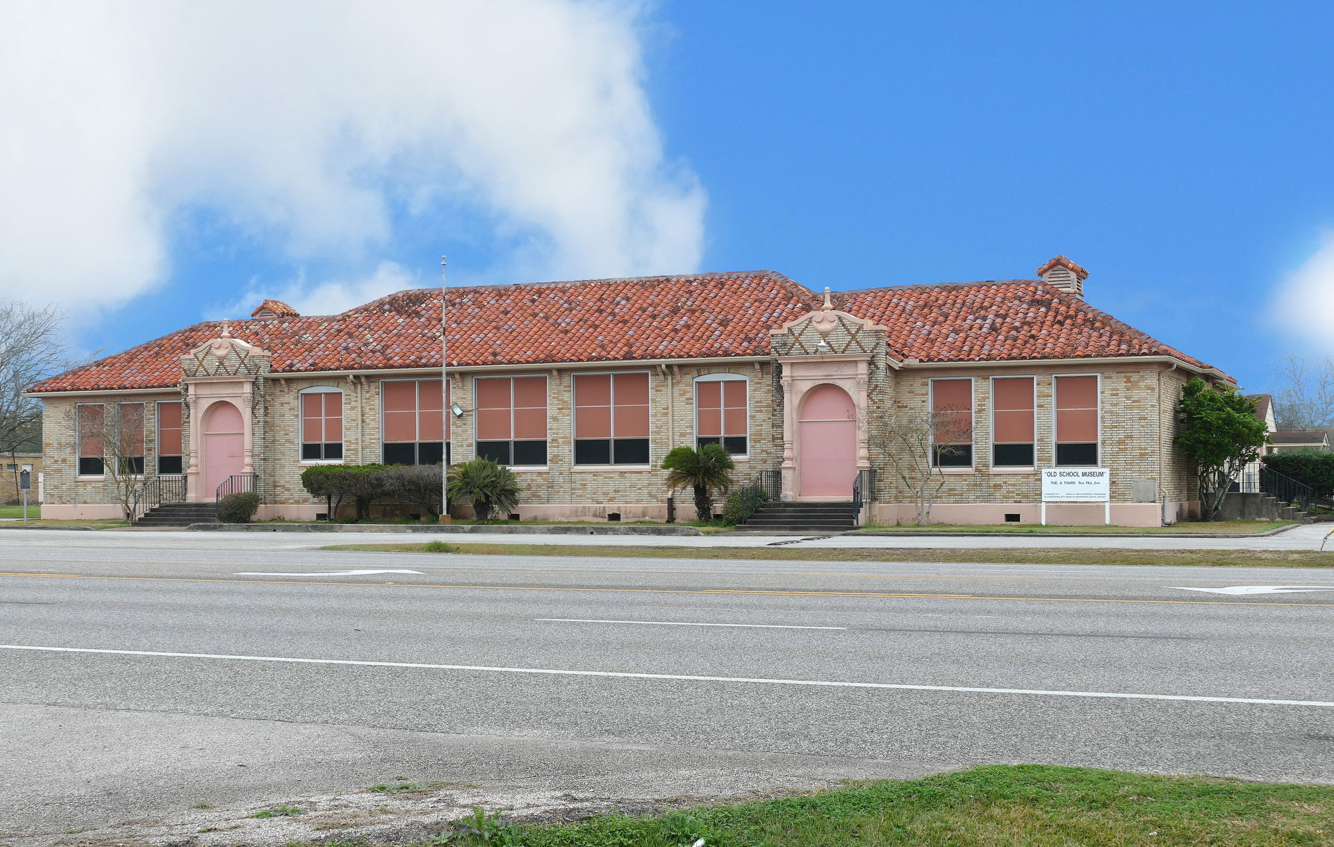 In 1927, Arcadia, Alta Loma and Algoa schools combined to form …