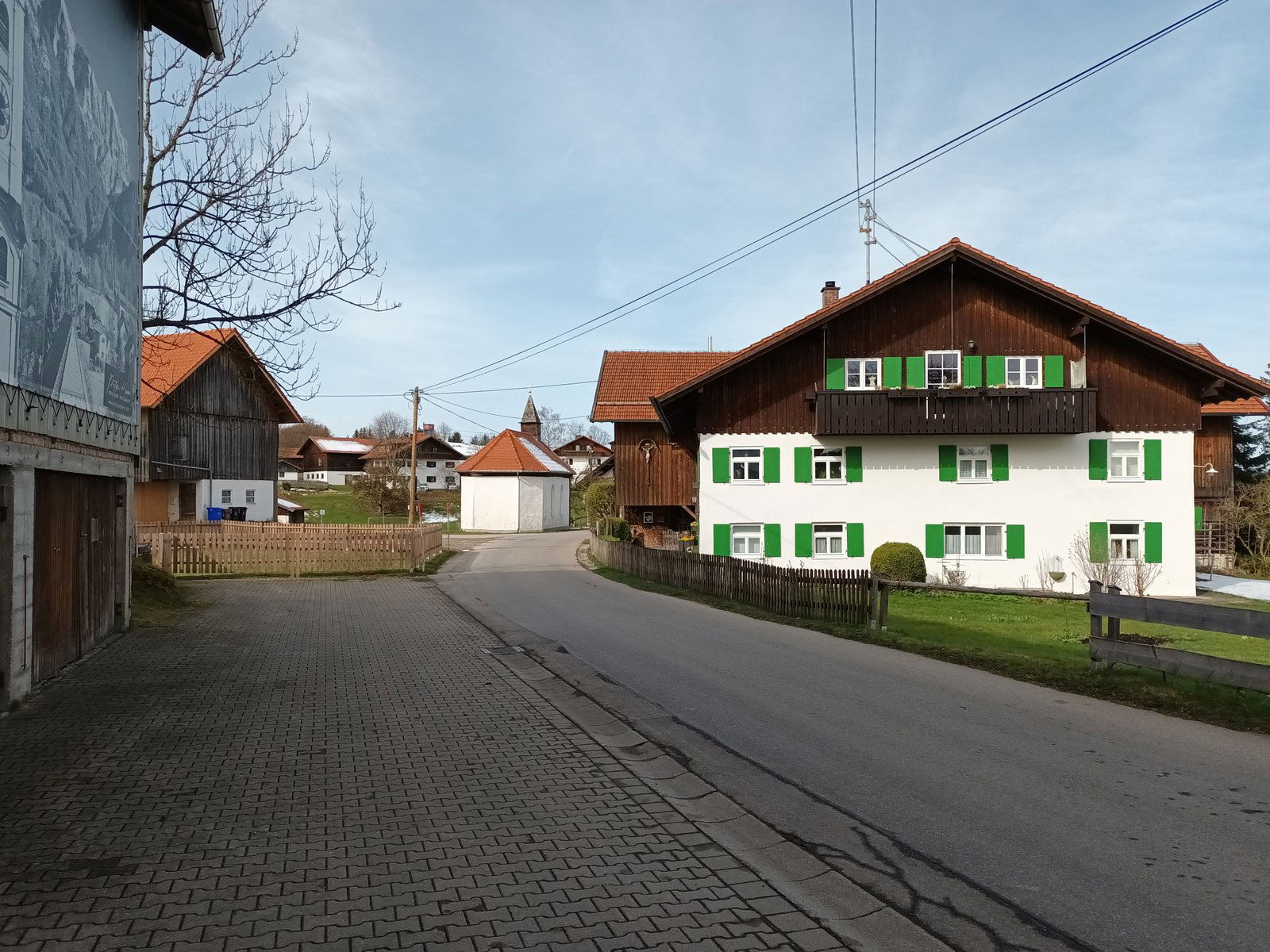 Blick auf die Ortsmitte von Thal, Gemeinde Nesselwang. In der M…