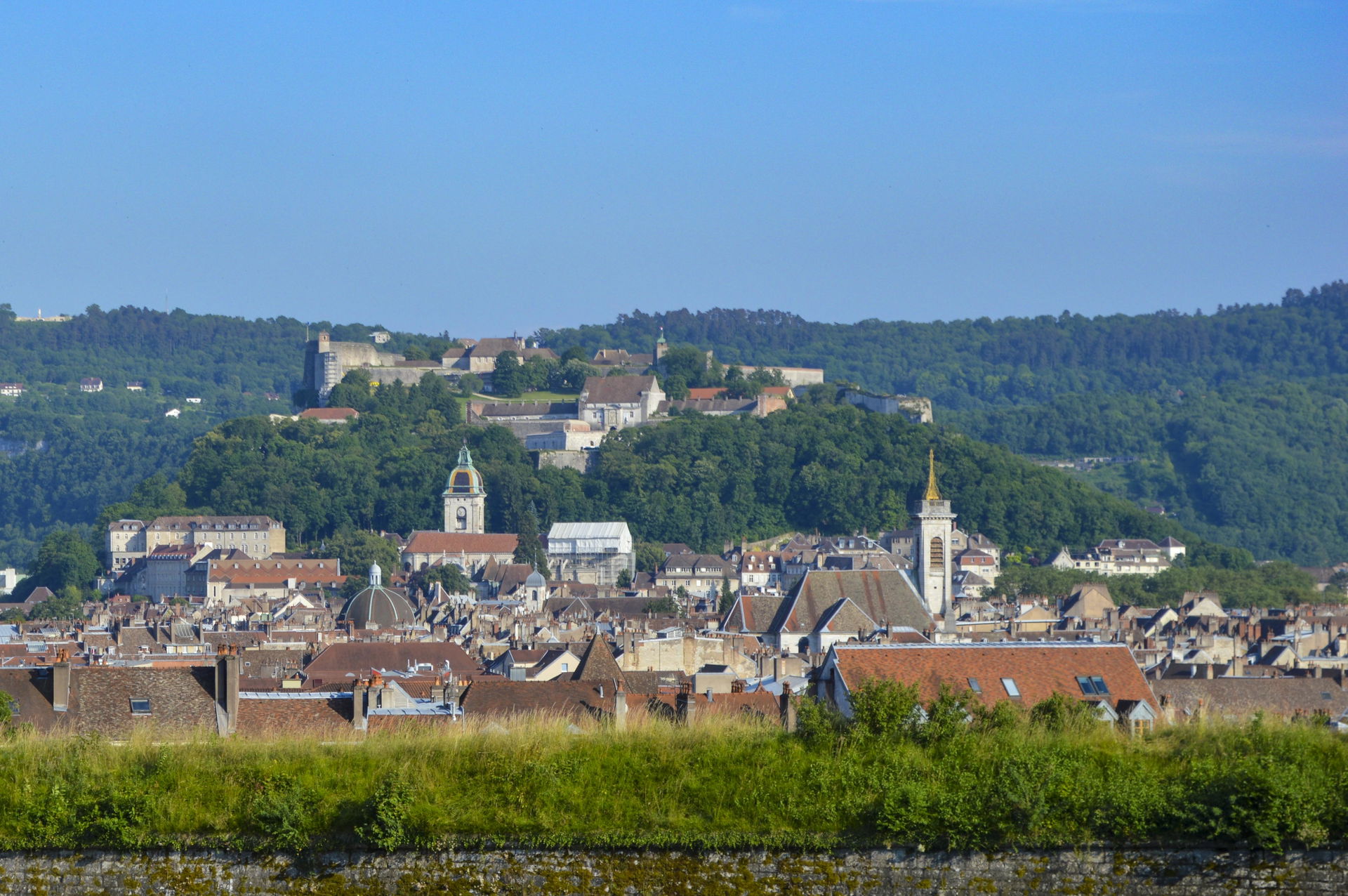 Vue sur la vieille ville de Besançon depuis les Glacis.