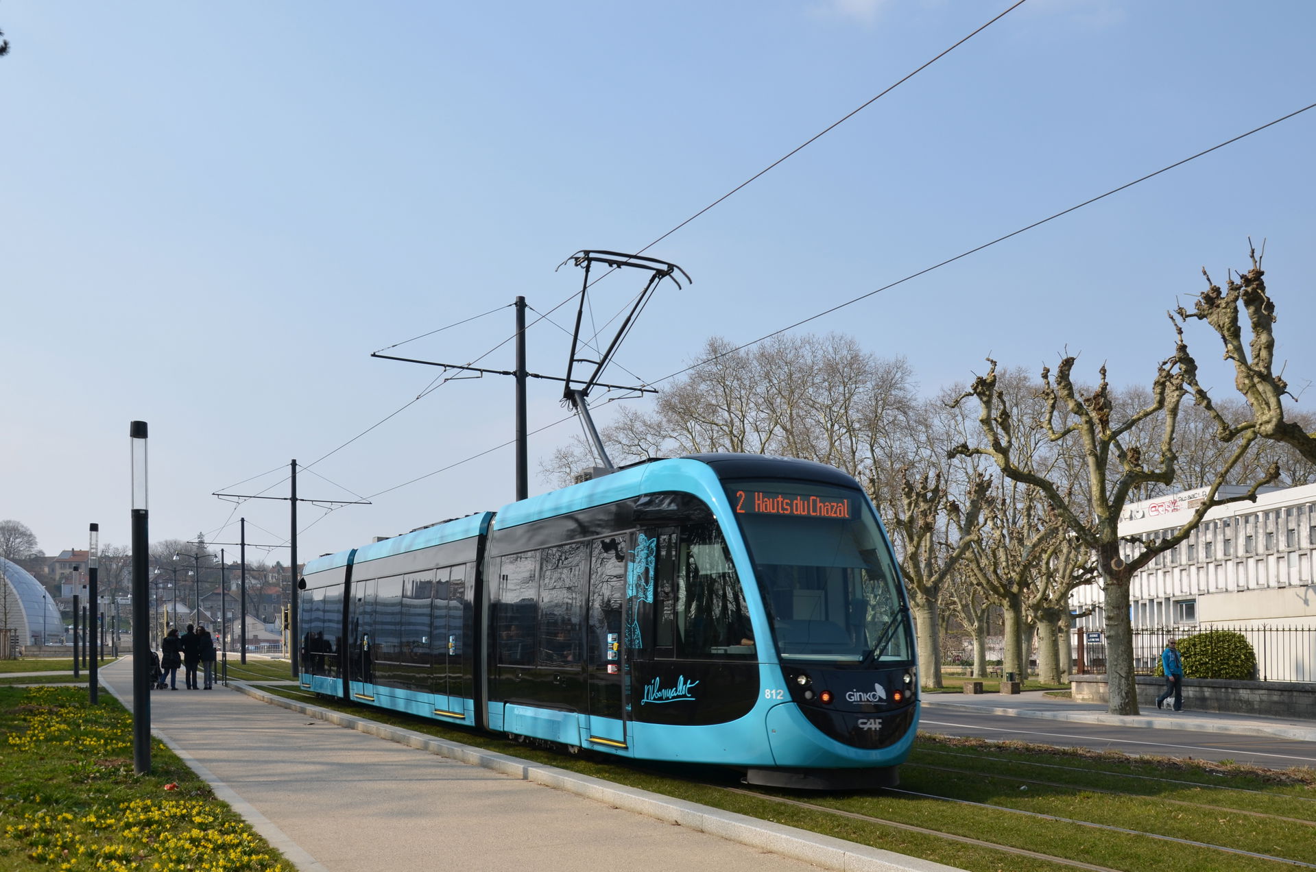 Rame de tramway CAF Urbos 3 n°812 du réseau GINKO près de la st…